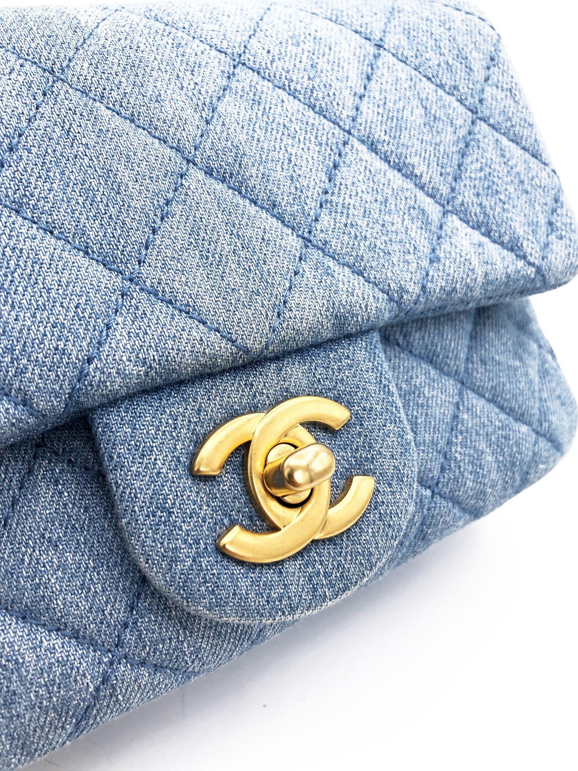 Mini sac Chanel Square Flap Pearl Crush 22C en denim bleu - Soline