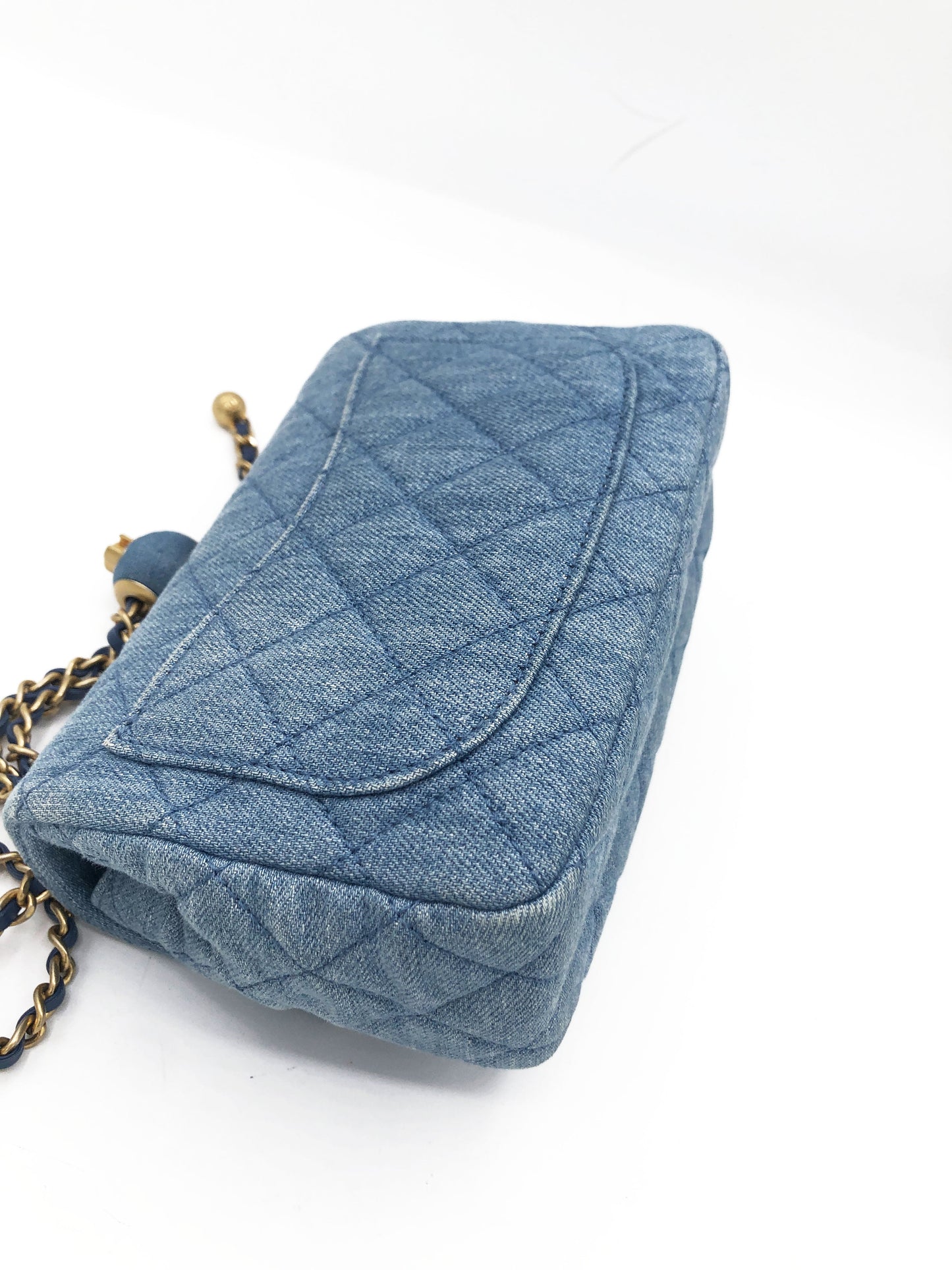 Mini sac Chanel Square Flap Pearl Crush 22C en denim bleu - Soline