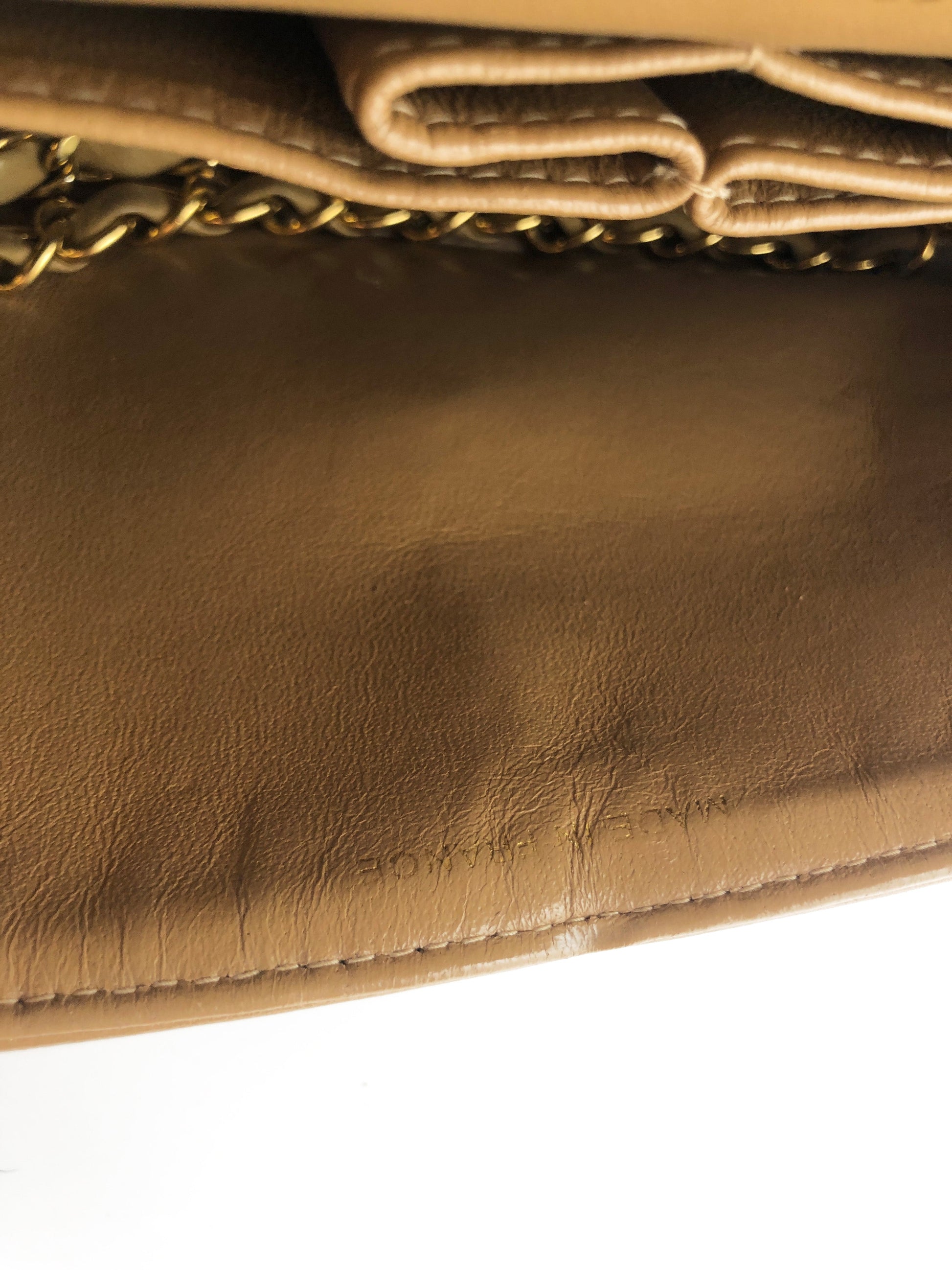 Nouveau Sac Timeless medium 23 cm à double rabat en cuir d'agneau matelassé beige - Soline