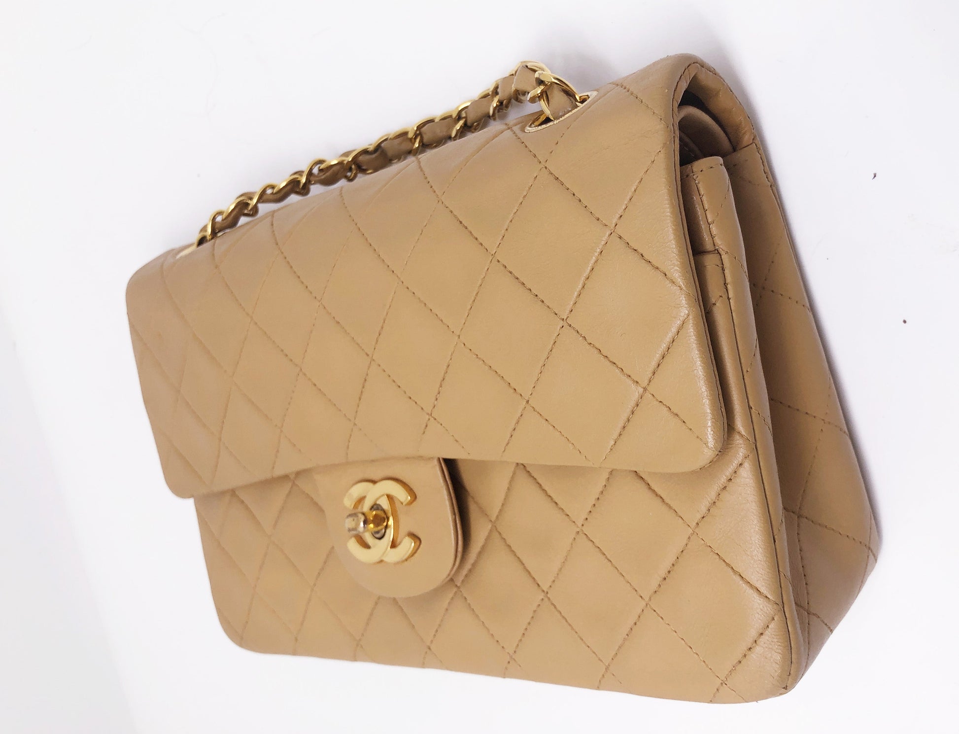 Nouveau Sac Timeless medium 23 cm à double rabat en cuir d'agneau matelassé beige - Soline