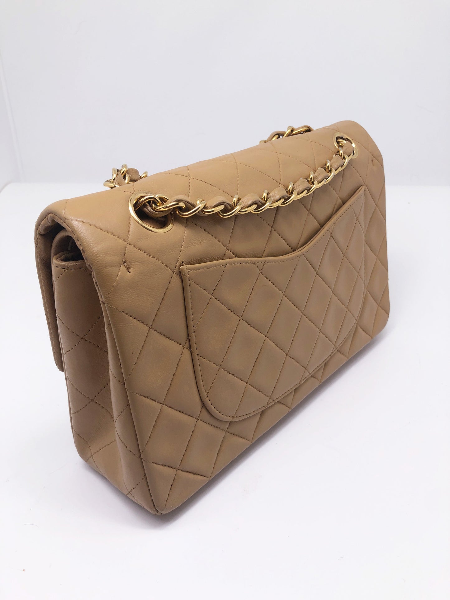 Nouveau Sac Timeless medium 23 cm à double rabat en cuir d'agneau matelassé beige - Soline