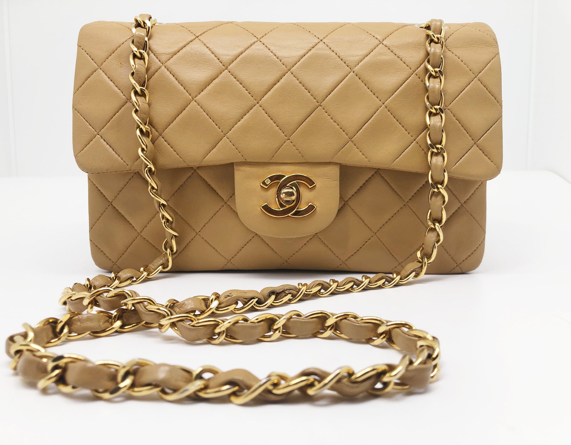 Nouveau Sac Timeless medium 23 cm à double rabat en cuir d'agneau matelassé beige - Soline