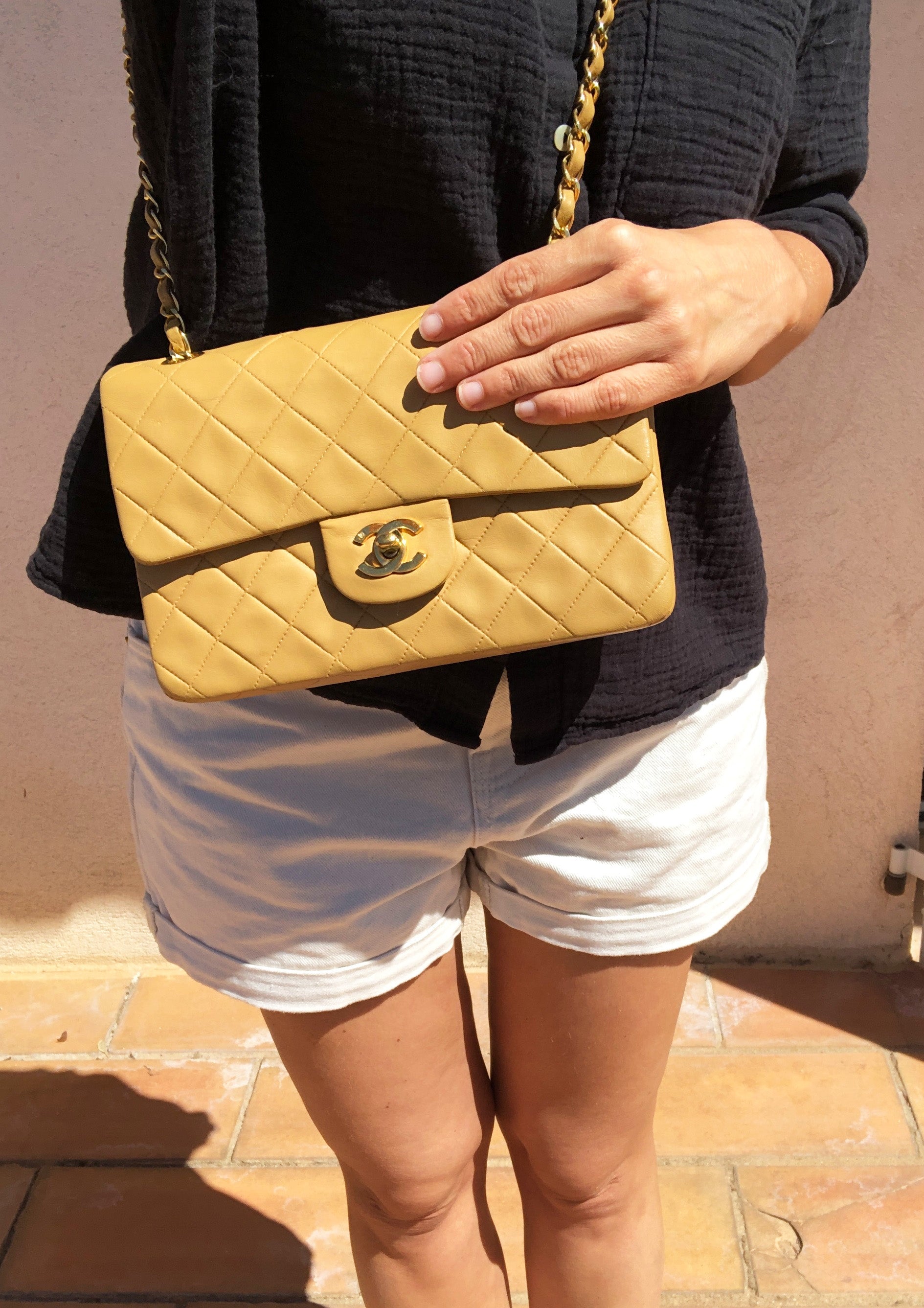 Nouveau Sac Timeless medium 23 cm à double rabat en cuir d'agneau matelassé beige - Soline