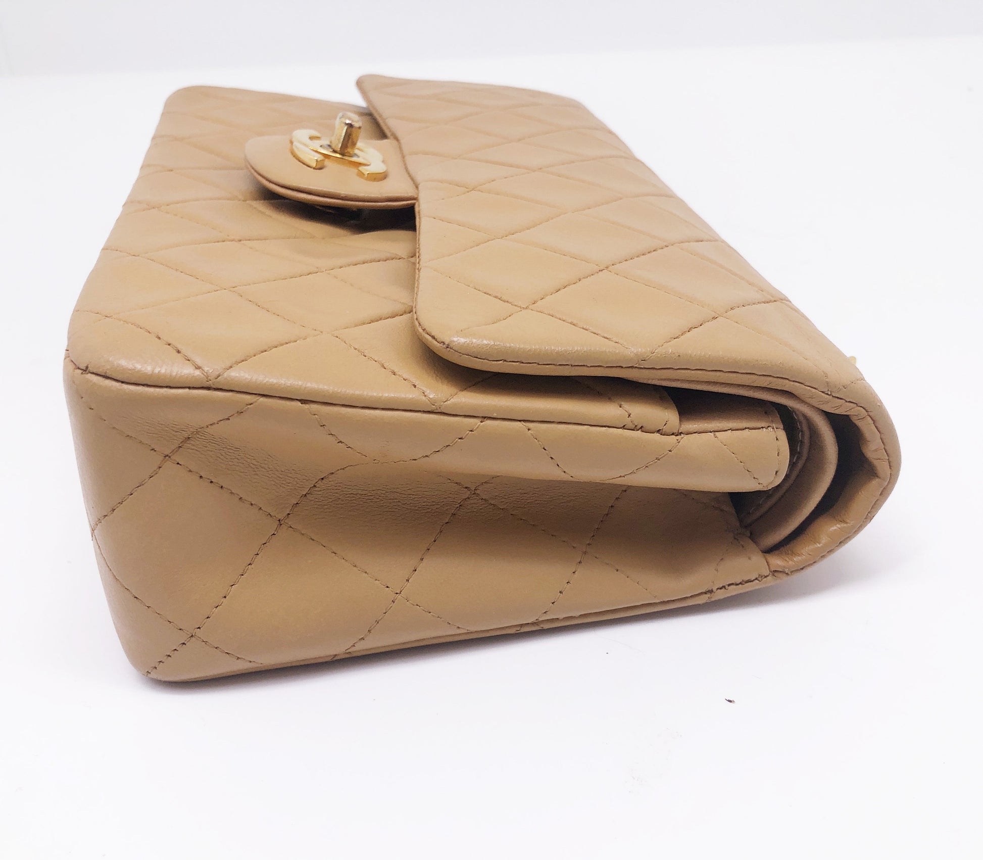 Nouveau Sac Timeless medium 23 cm à double rabat en cuir d'agneau matelassé beige - Soline