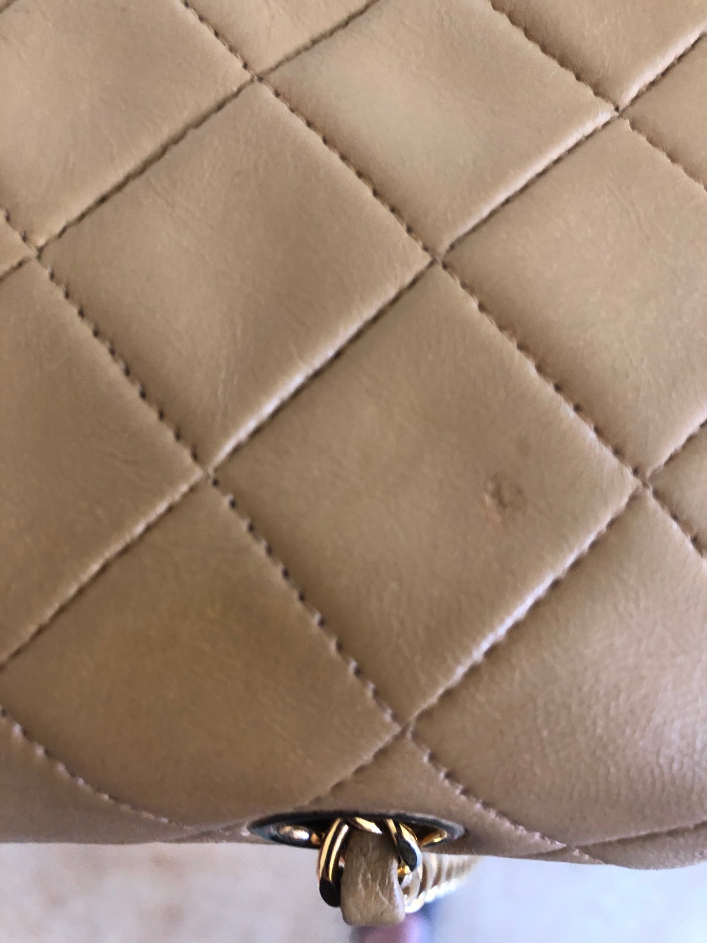 Nouveau Sac Timeless medium 23 cm à double rabat en cuir d'agneau matelassé beige - Soline