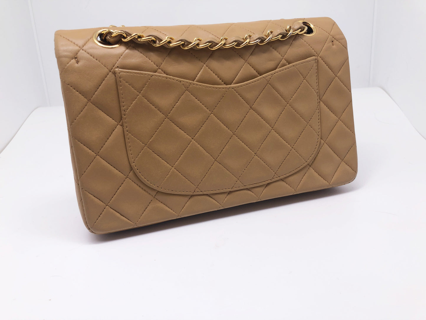 Nouveau Sac Timeless medium 23 cm à double rabat en cuir d'agneau matelassé beige - Soline