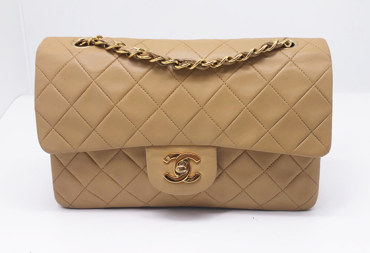 Nouveau Sac Timeless medium 23 cm à double rabat en cuir d'agneau matelassé beige - Soline