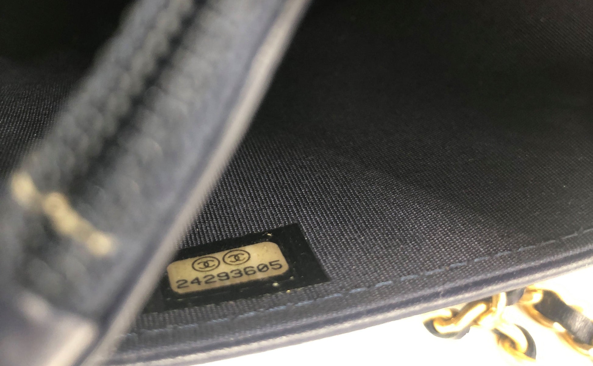 Pochette CHANEL Wallet On Chain (WOC) Boy cuir bleu - Soline