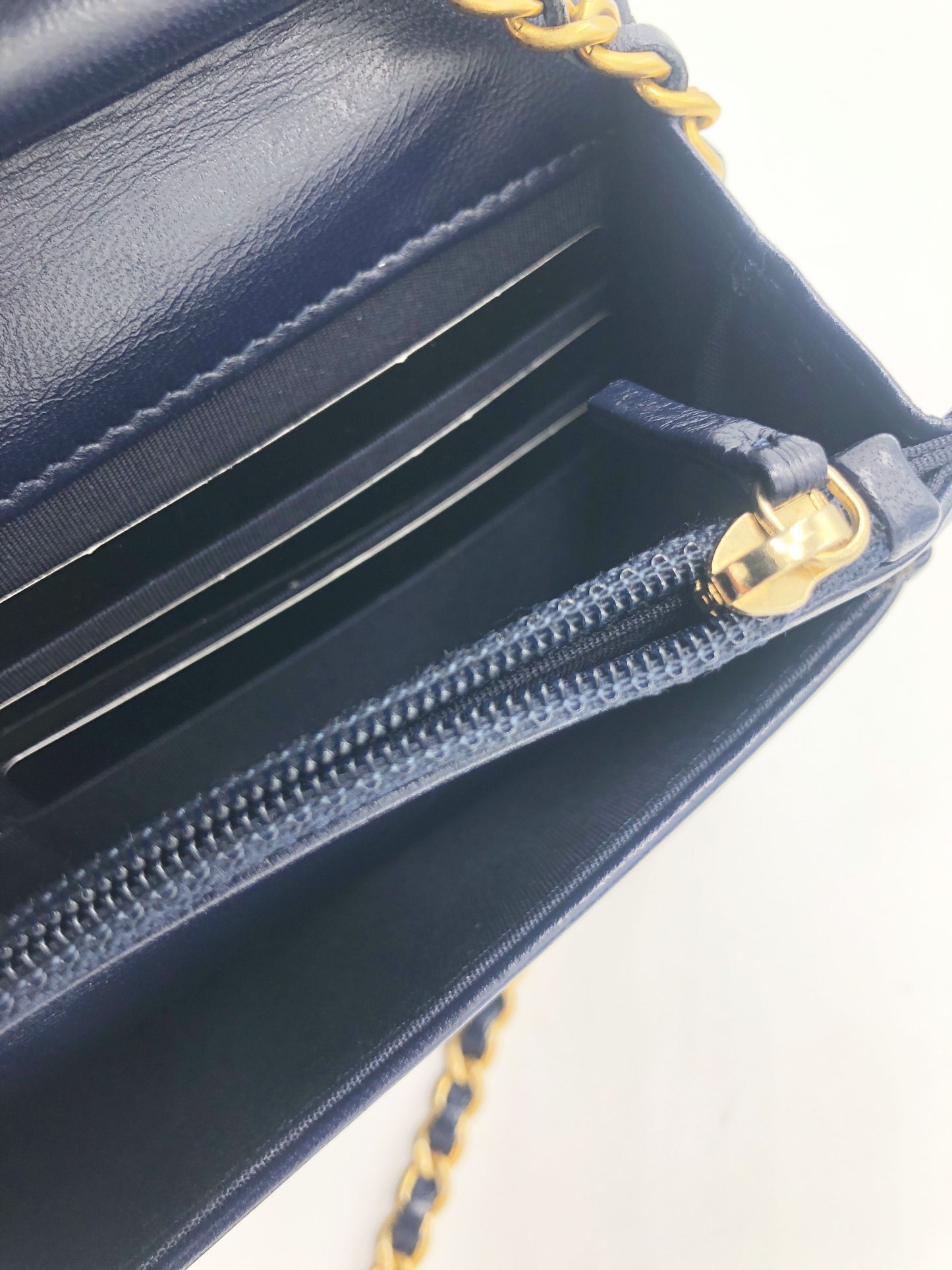 Pochette CHANEL Wallet On Chain (WOC) Boy cuir bleu - Soline