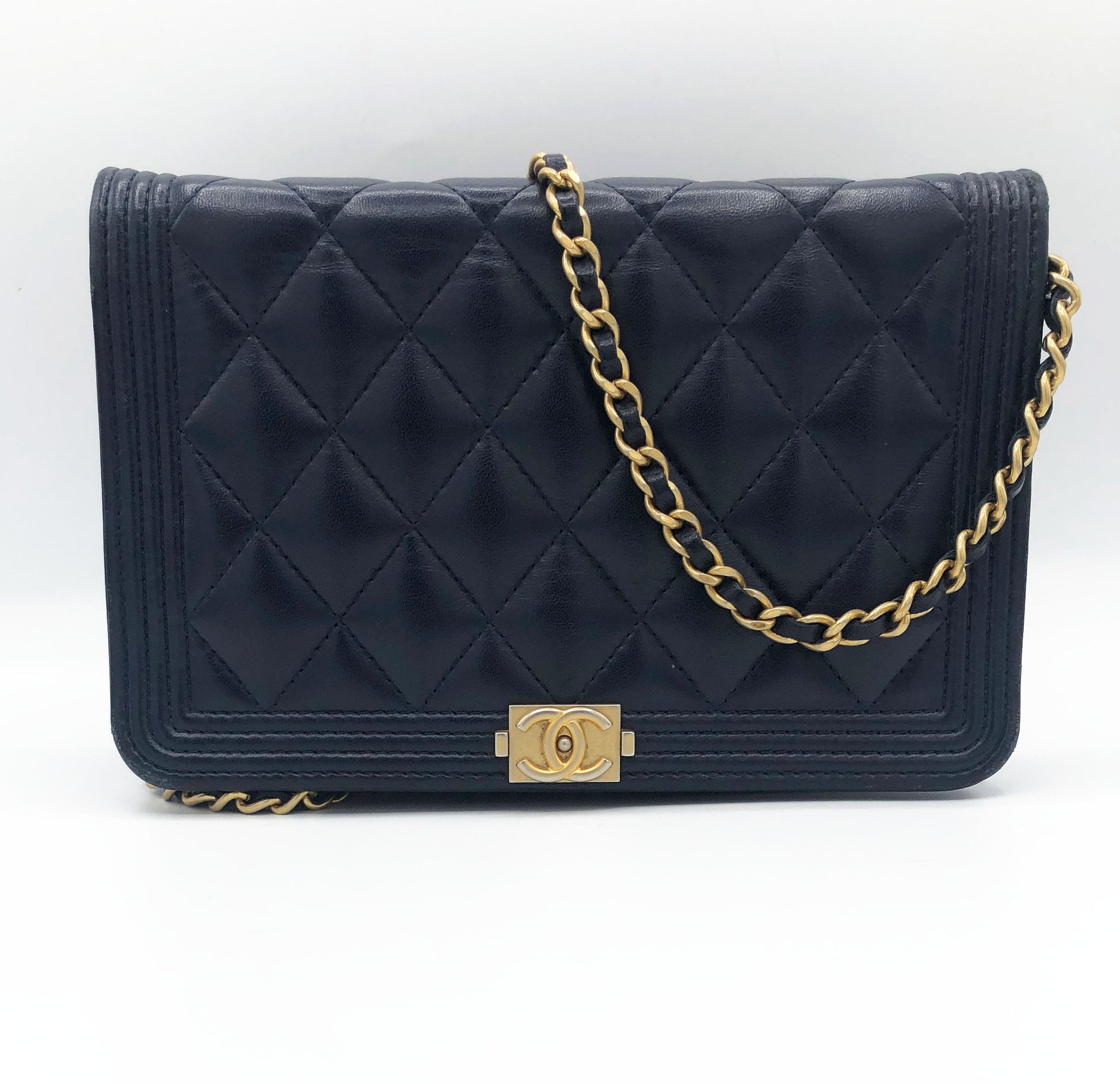 Pochette CHANEL Wallet On Chain (WOC) Boy cuir bleu - Soline