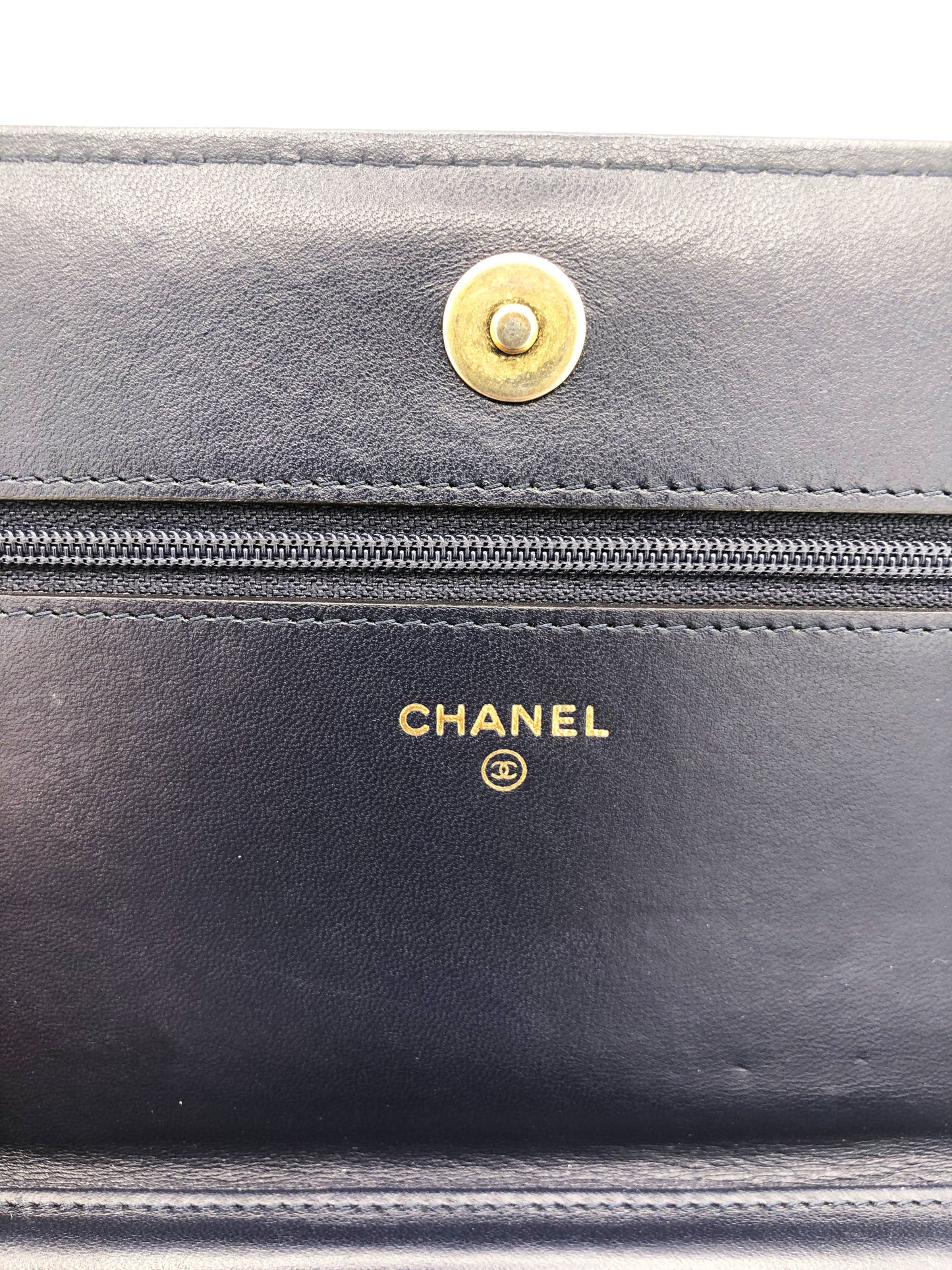 Pochette CHANEL Wallet On Chain (WOC) Boy cuir bleu - Soline