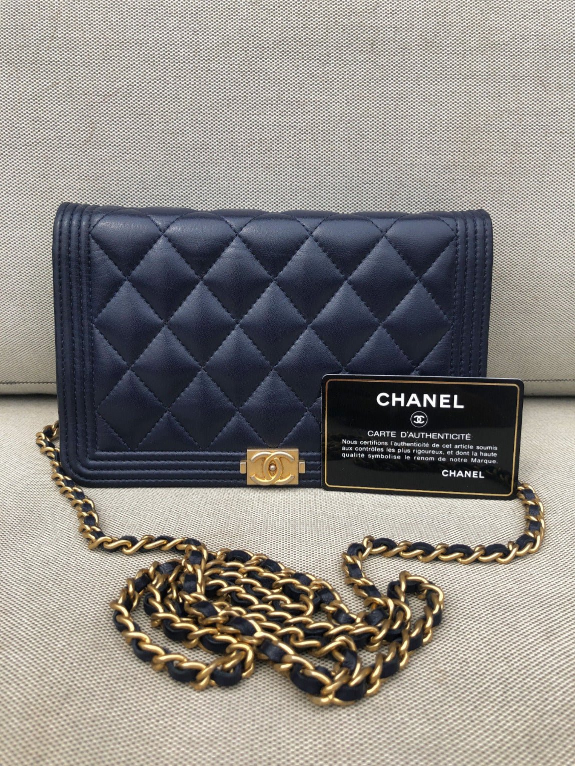 Pochette CHANEL Wallet On Chain (WOC) Boy cuir bleu - Soline