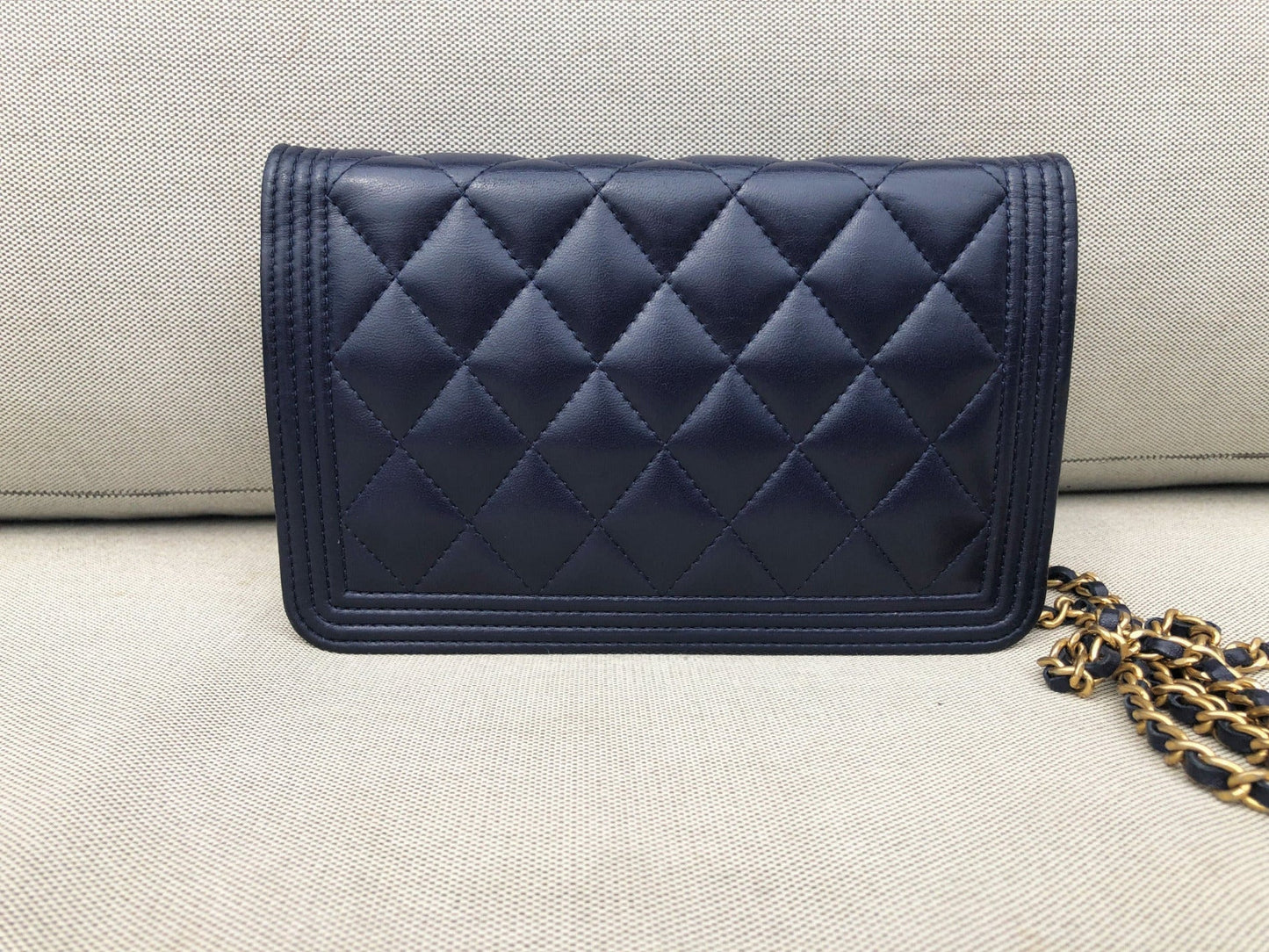 Pochette CHANEL Wallet On Chain (WOC) Boy cuir bleu - Soline