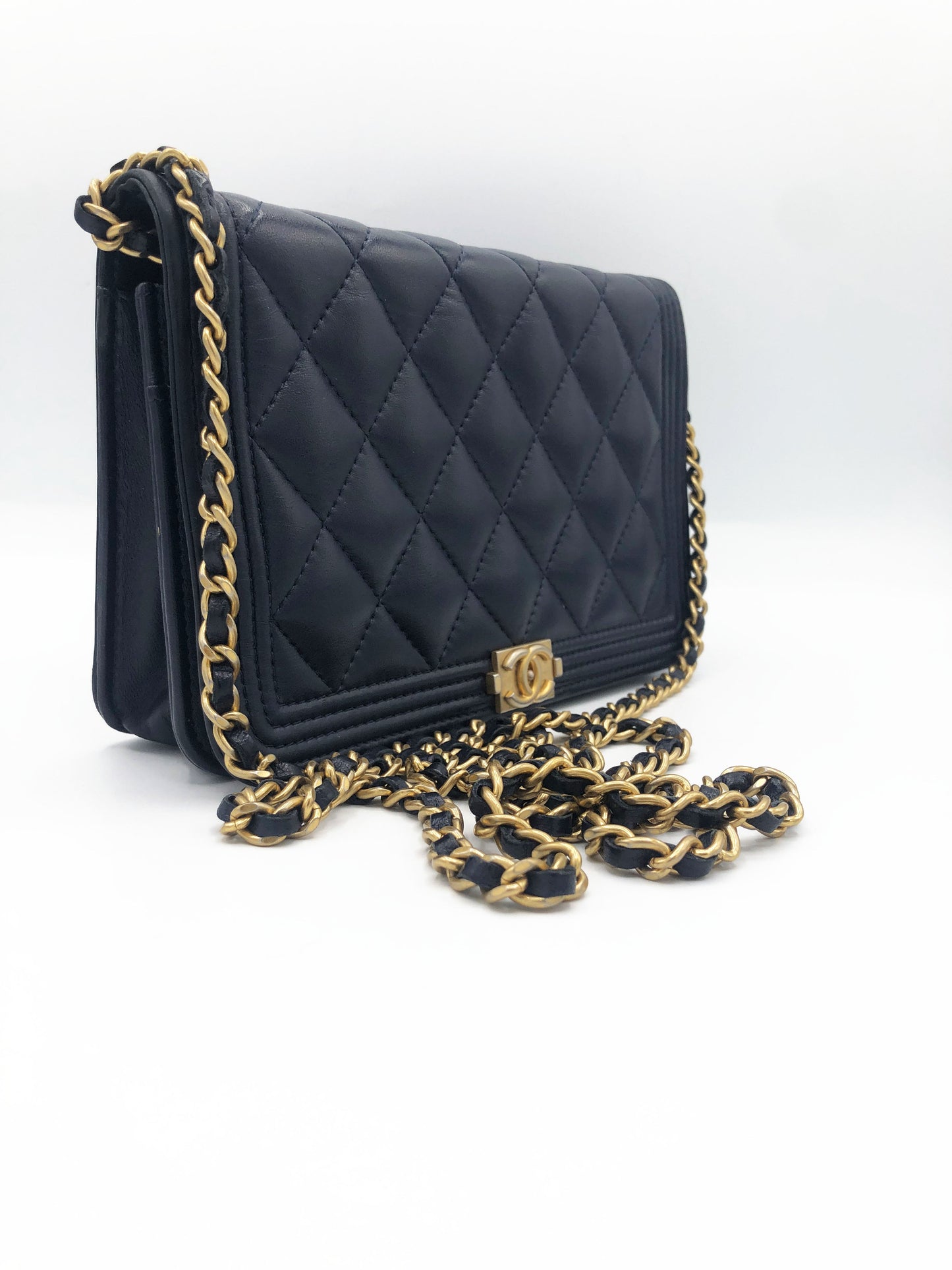 Pochette CHANEL Wallet On Chain (WOC) Boy cuir bleu - Soline