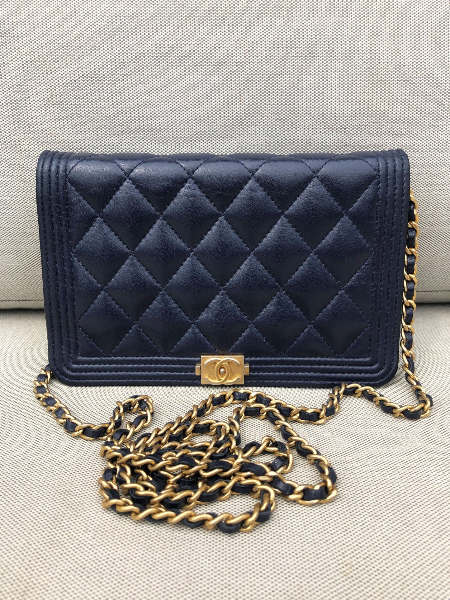 Pochette CHANEL Wallet On Chain (WOC) Boy cuir bleu - Soline