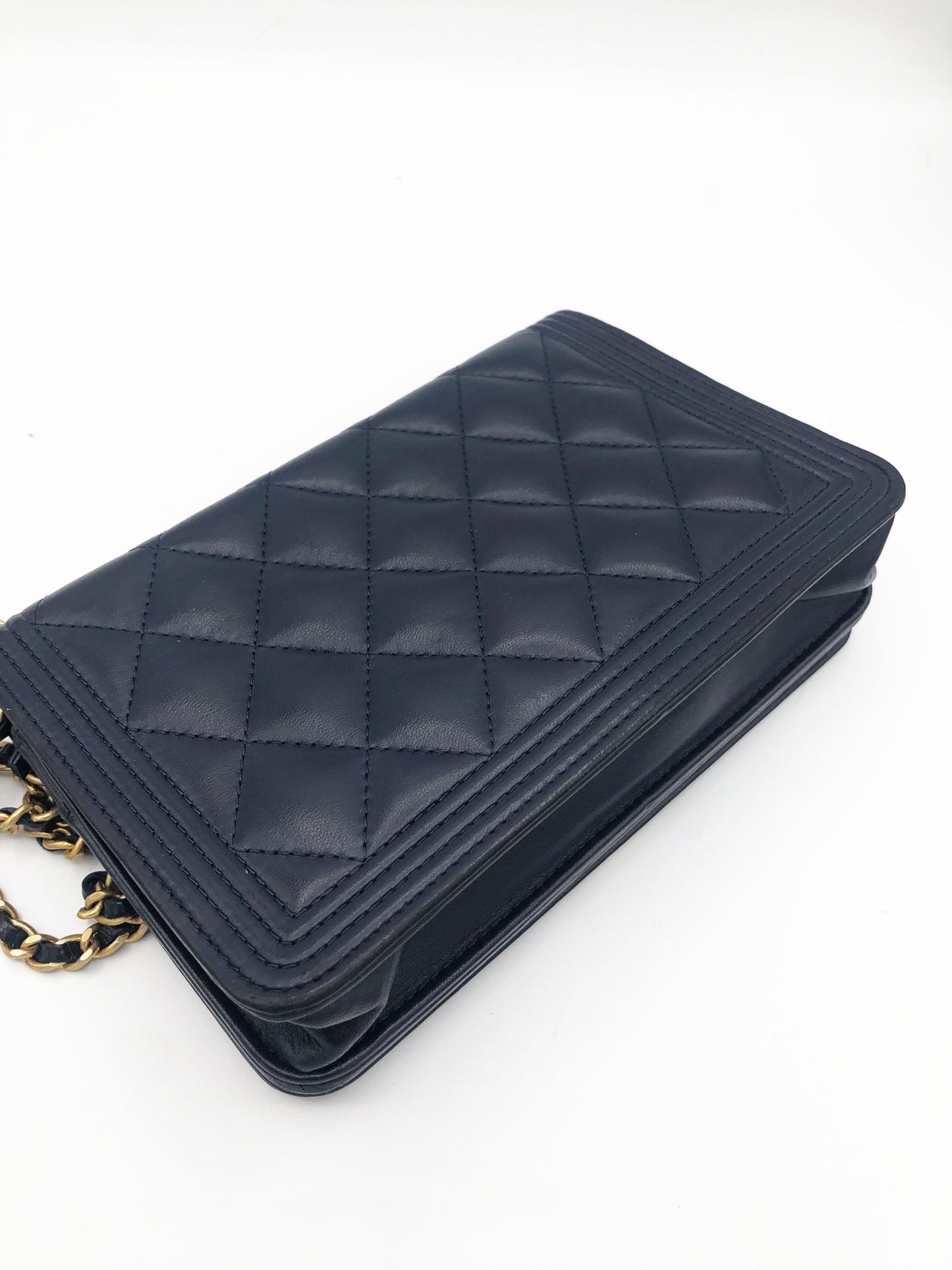 Pochette CHANEL Wallet On Chain (WOC) Boy cuir bleu - Soline