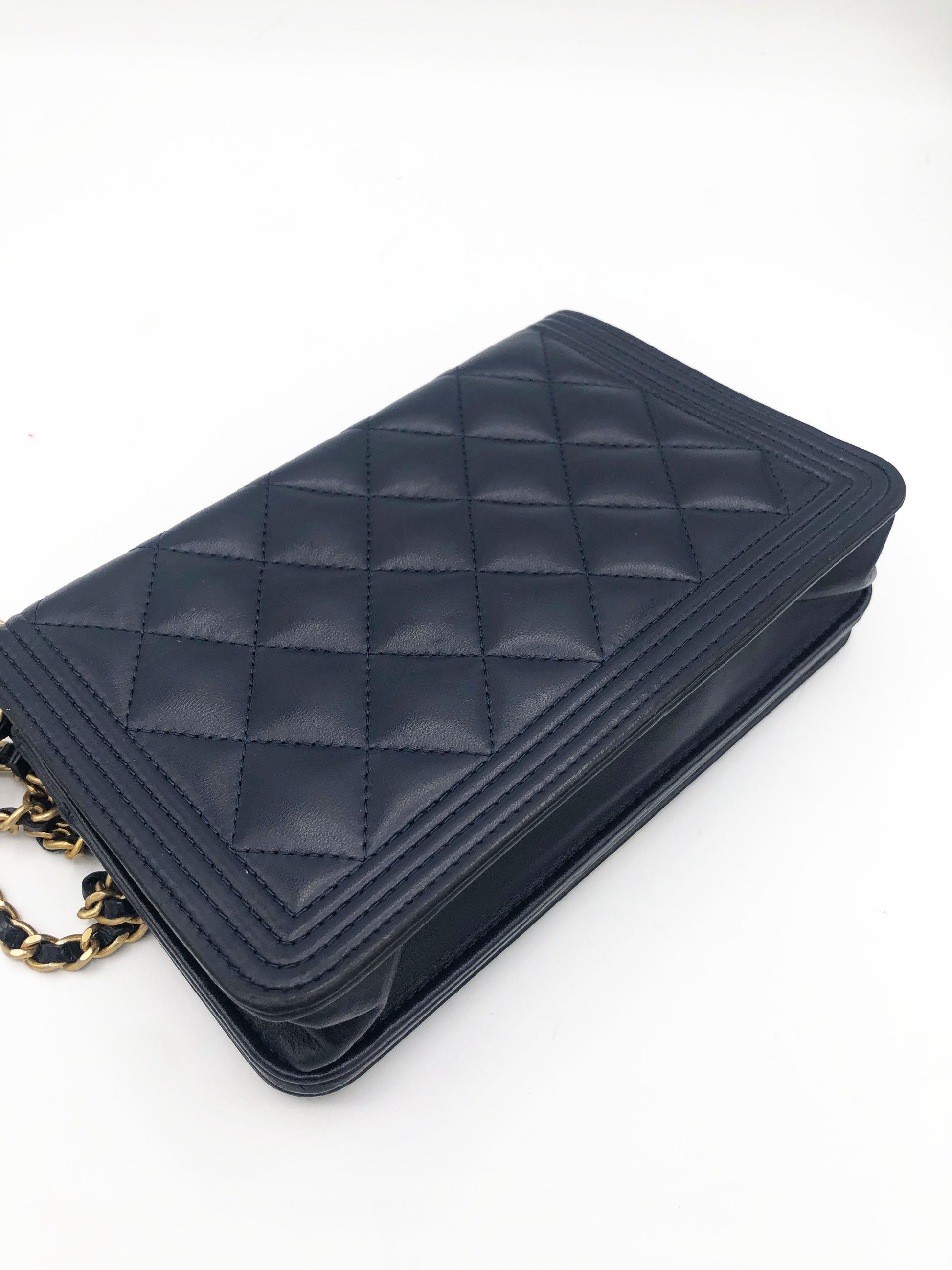 Pochette CHANEL Wallet On Chain (WOC) Boy cuir bleu - Soline