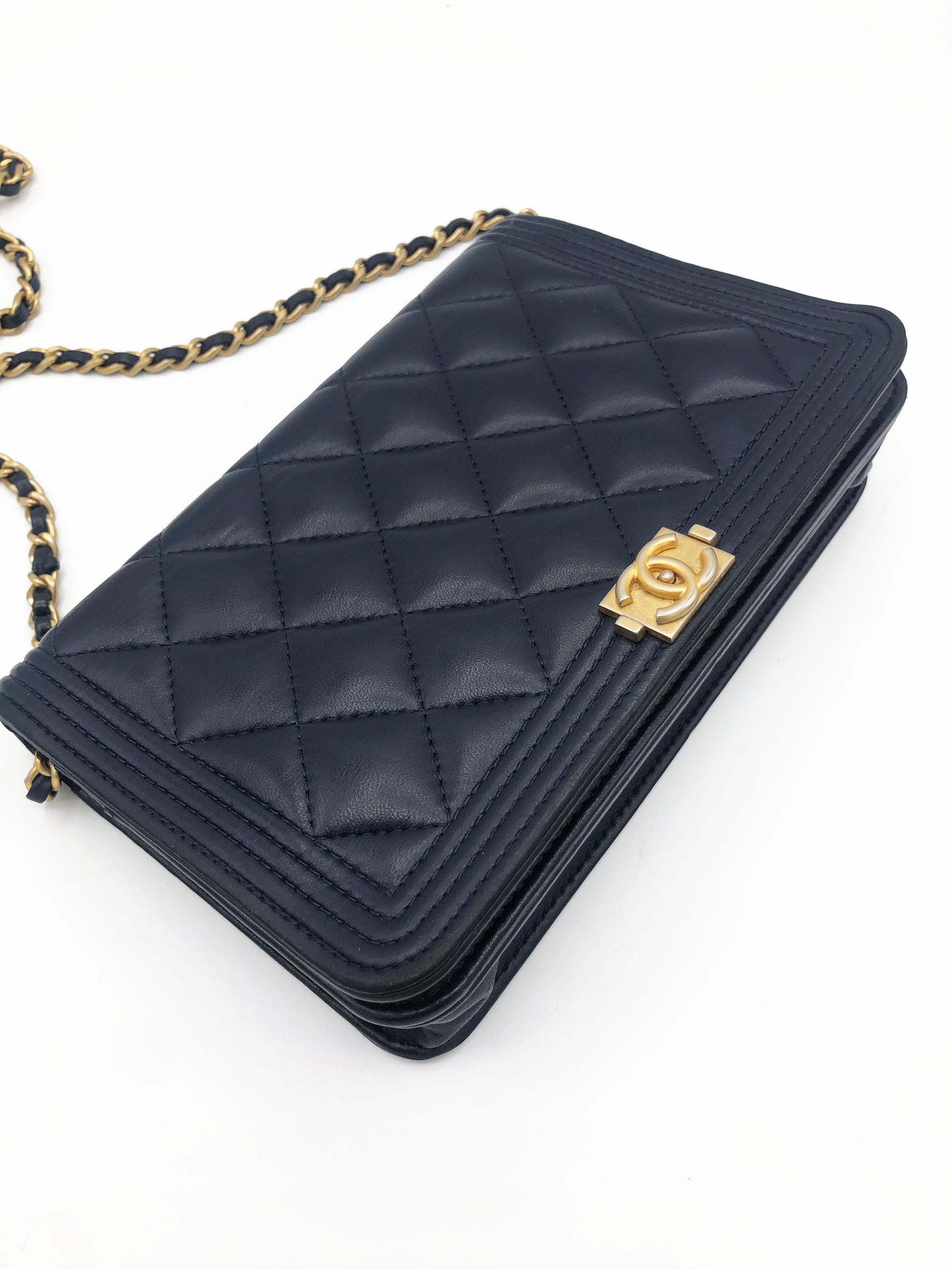 Pochette CHANEL Wallet On Chain (WOC) Boy cuir bleu - Soline