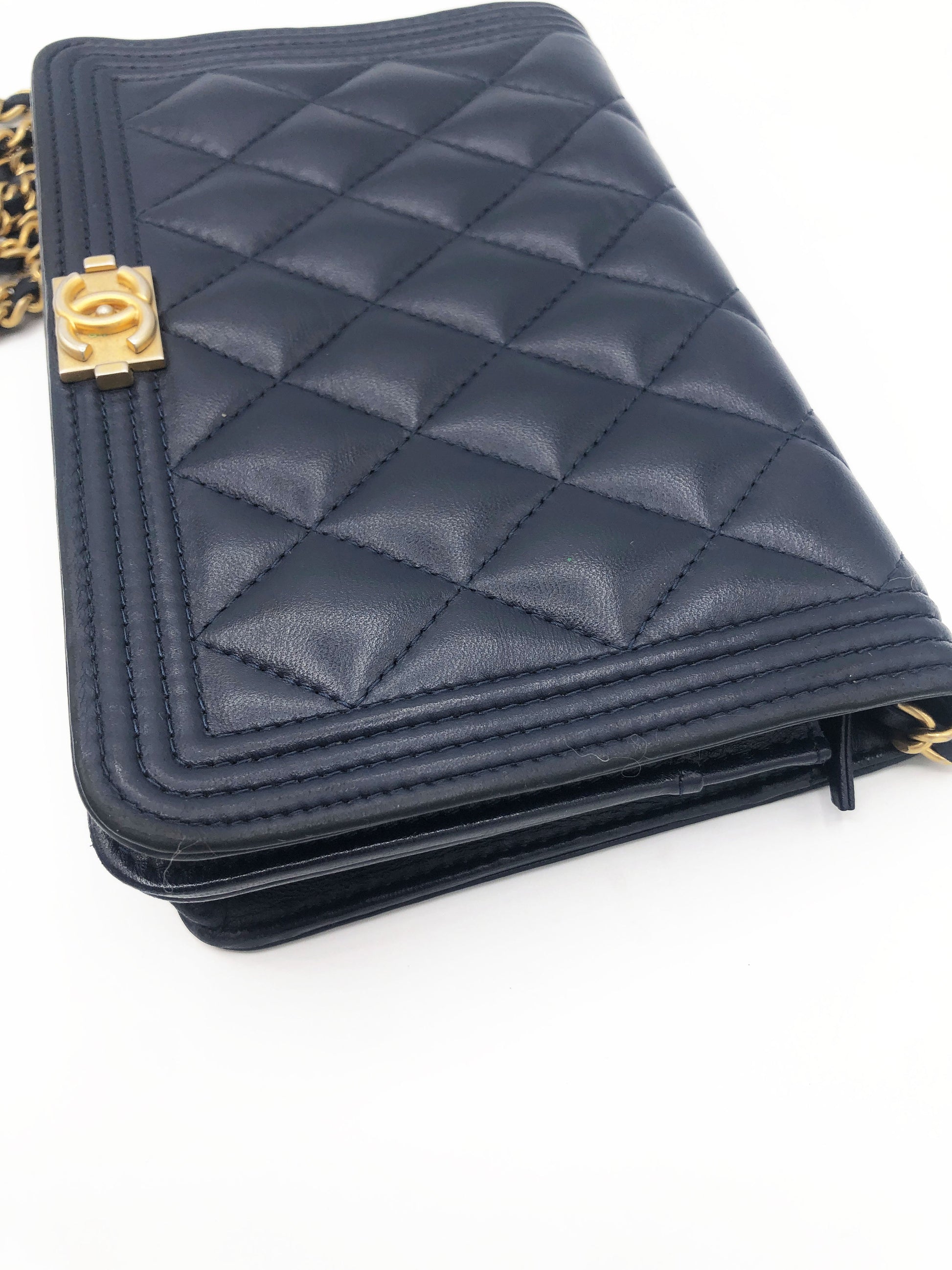 Pochette CHANEL Wallet On Chain (WOC) Boy cuir bleu - Soline