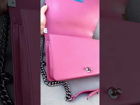 Grand sac Chanel Boy chevron en cuir rose - Soline