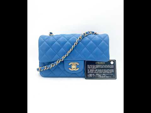 Vidéo : mini sac Chanel bleu en cuir d'agneau lisse avec certificat d'authenticité