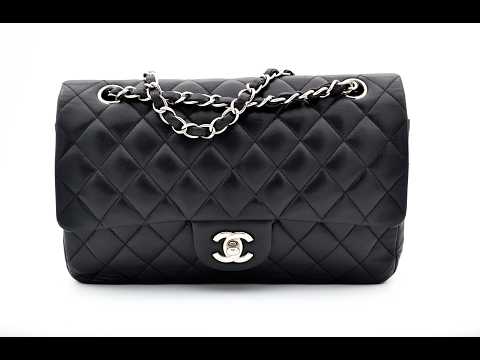 video : Chanel timeless cuir d'agneau noir et bijouterie argentée