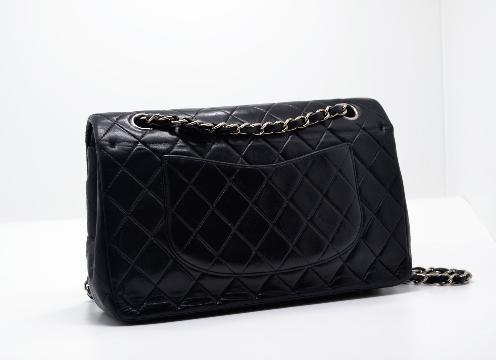Sac à main Classique en cuir d'agneau noir et métal argenté. - Soline