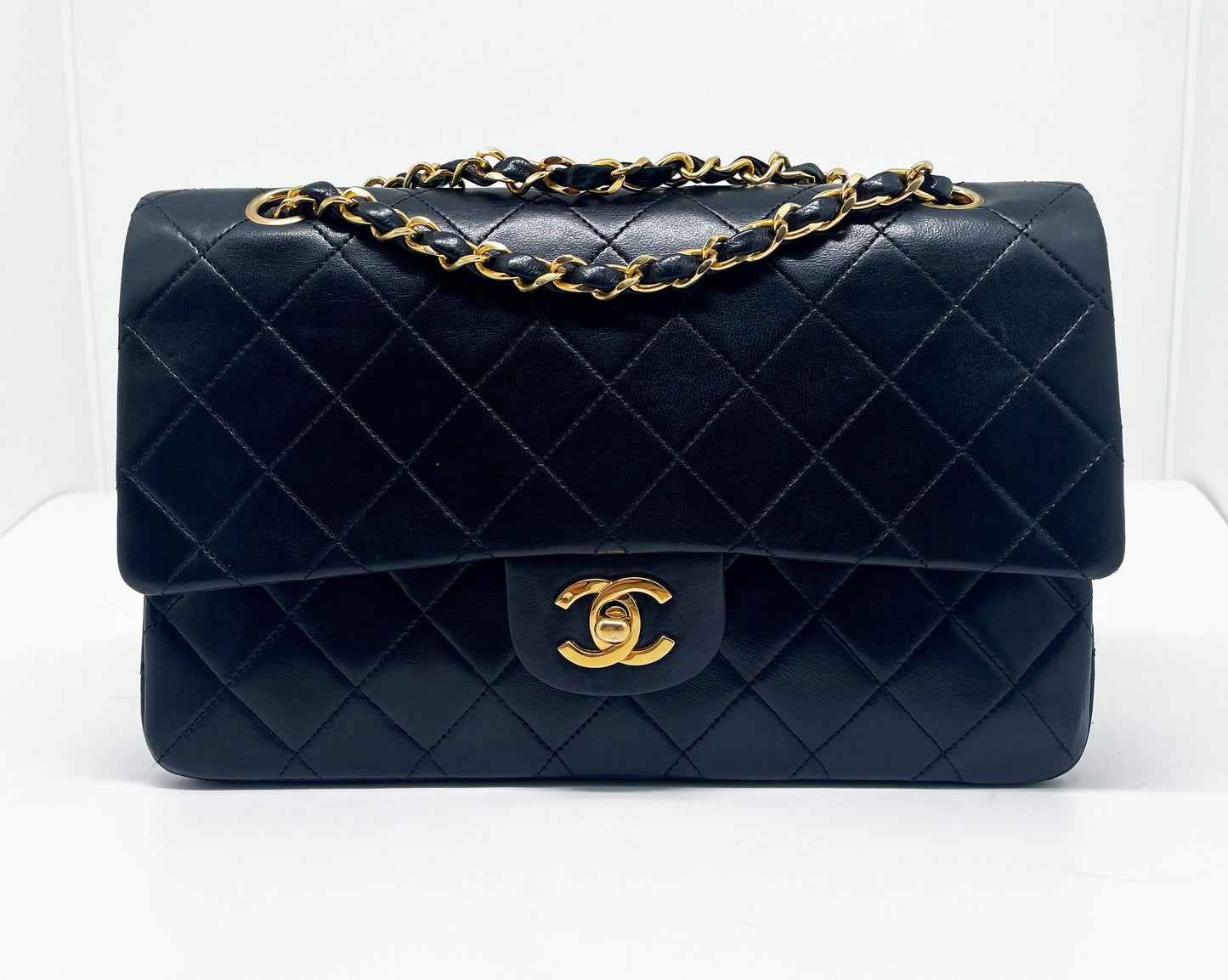 Sac à main Classique en cuir d'agneau noir et métal doré - Soline