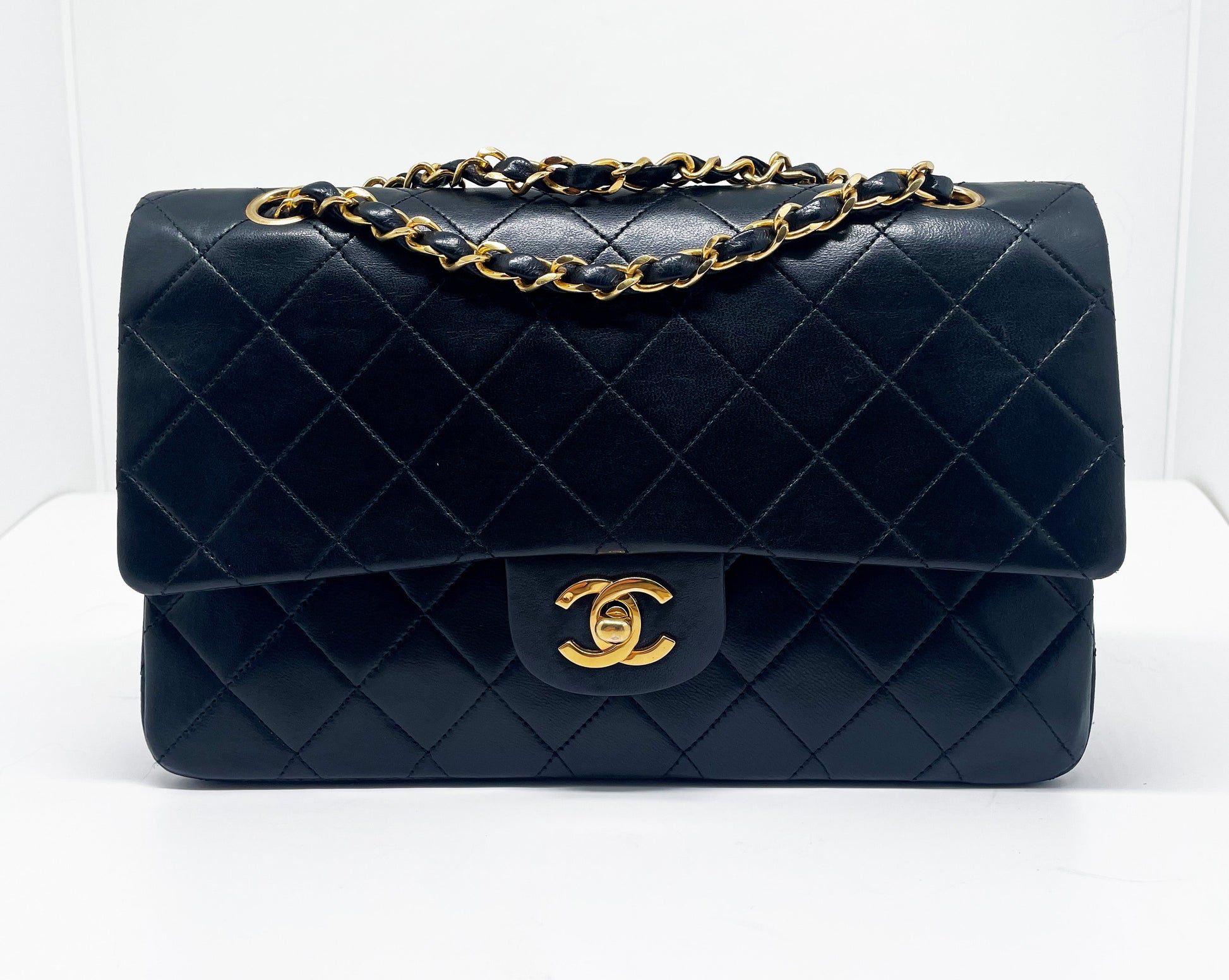 Sac à main Classique en cuir d'agneau noir et métal doré - Soline