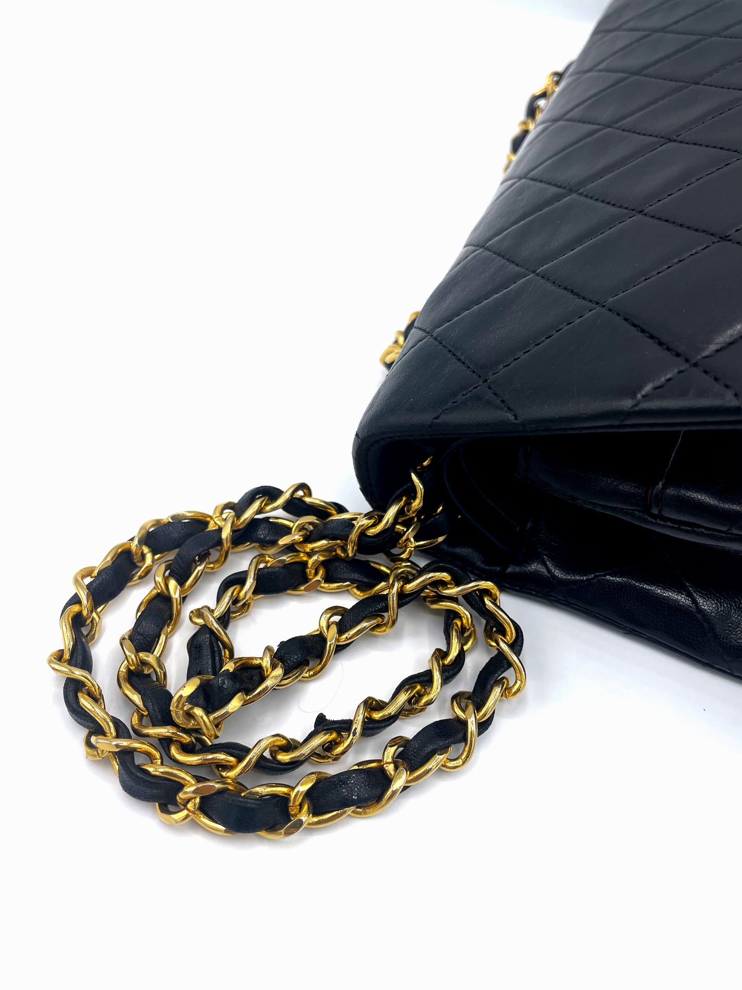Sac à main Classique en cuir d'agneau noir et métal doré plaqué or - Soline