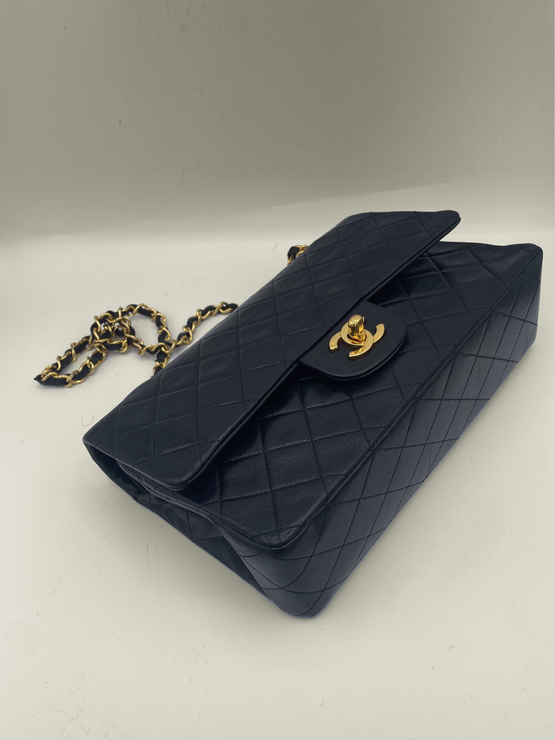Sac à main Classique en cuir d'agneau noir et métal doré plaqué or - Soline