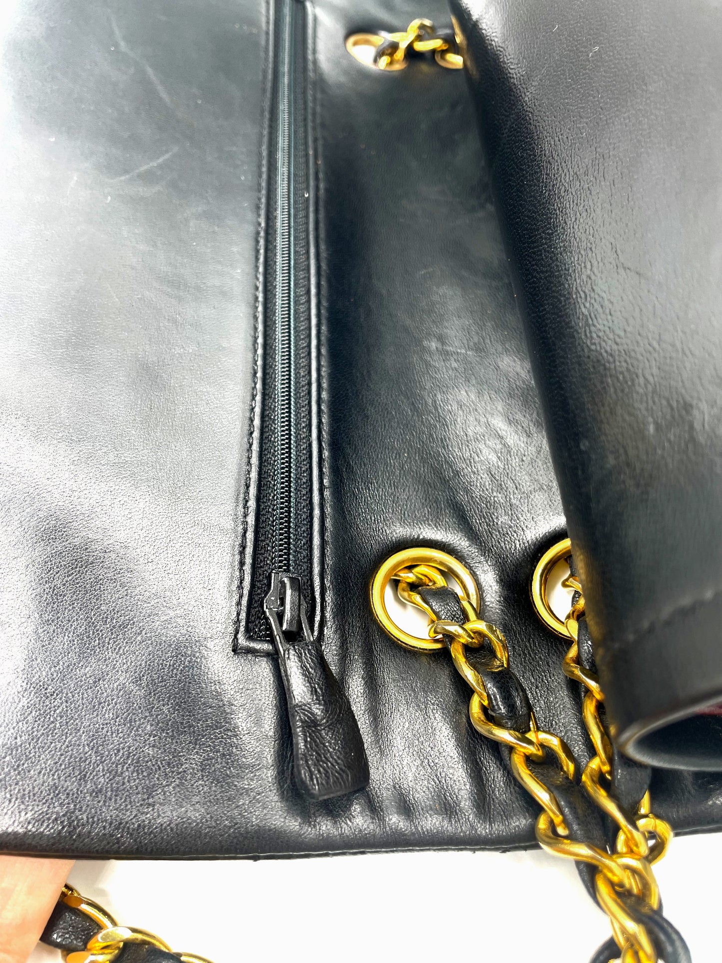 Sac à main Classique en cuir d'agneau noir et métal doré plaqué or - Soline