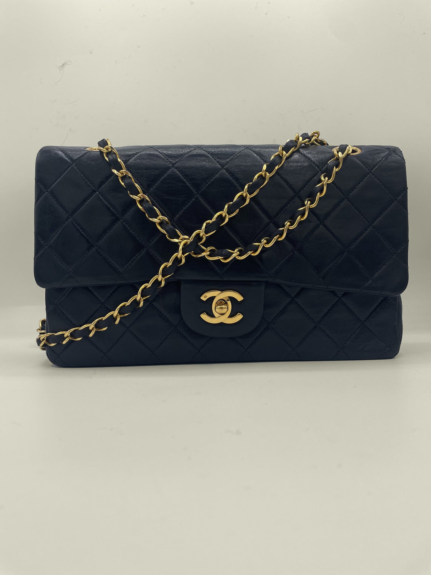 Sac à main Classique en cuir d'agneau noir et métal doré plaqué or - Soline
