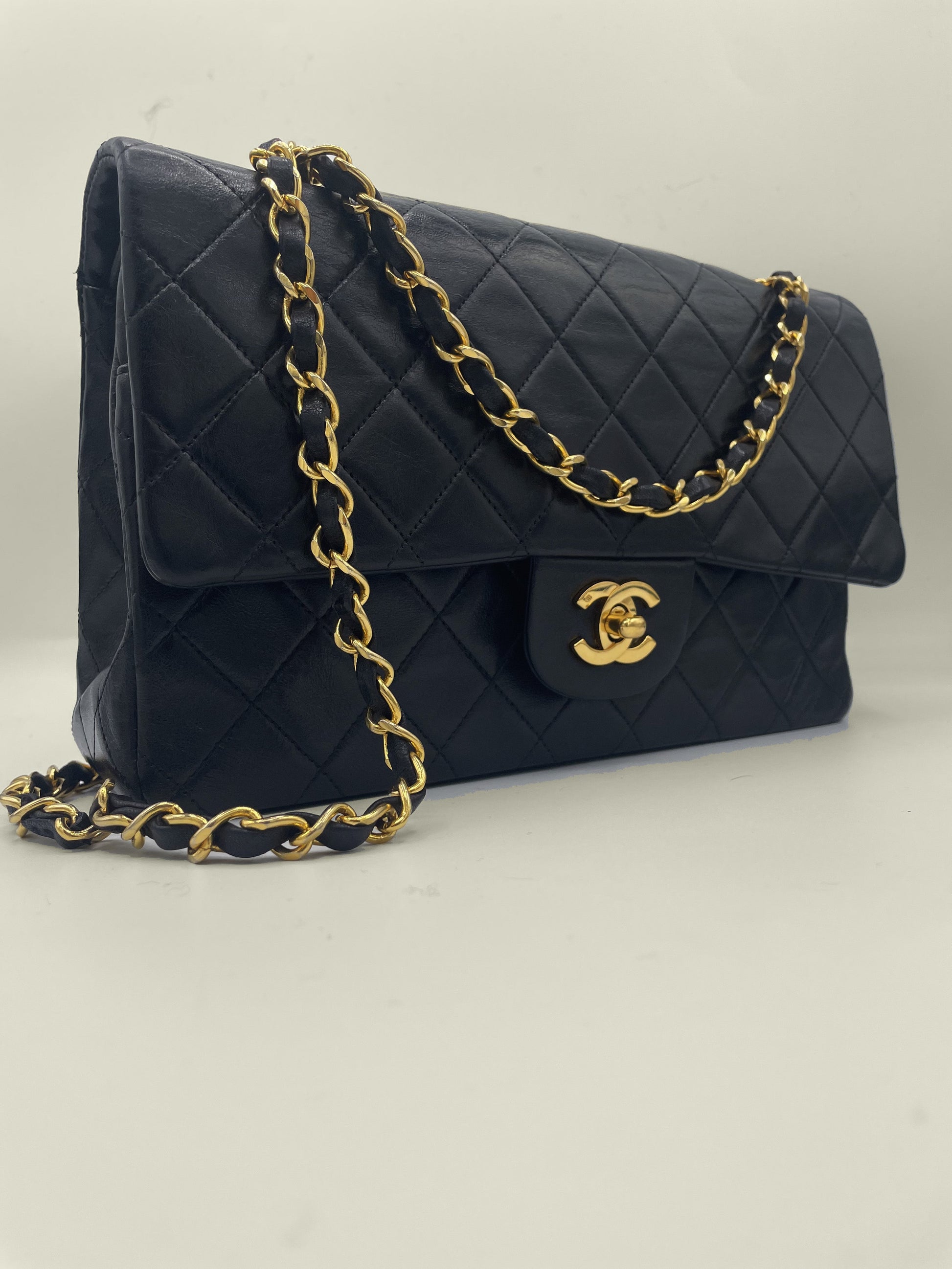 Sac à main Classique en cuir d'agneau noir et métal doré plaqué or - Soline