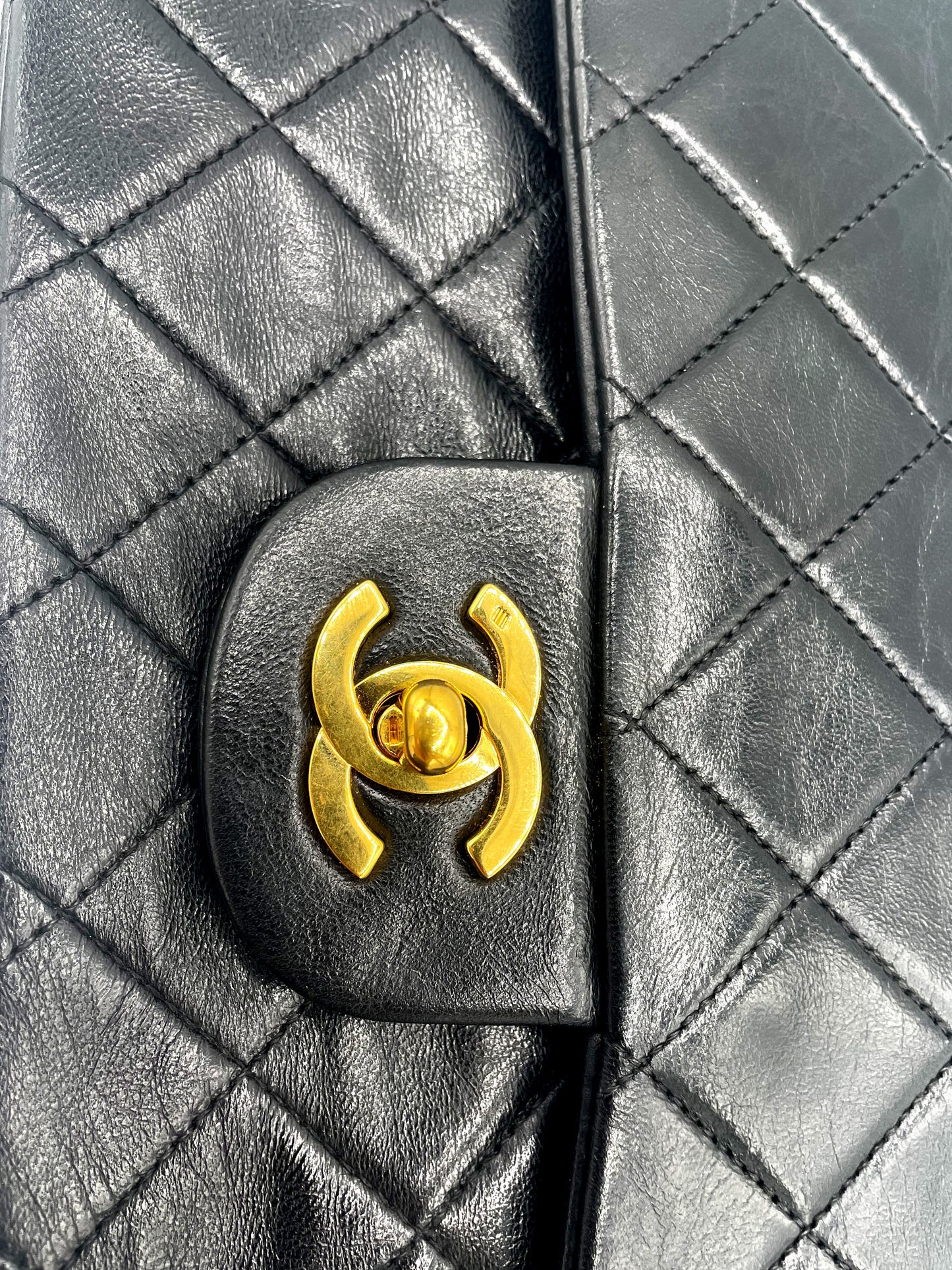 Sac à main Classique en cuir d'agneau noir et métal doré plaqué or - Soline
