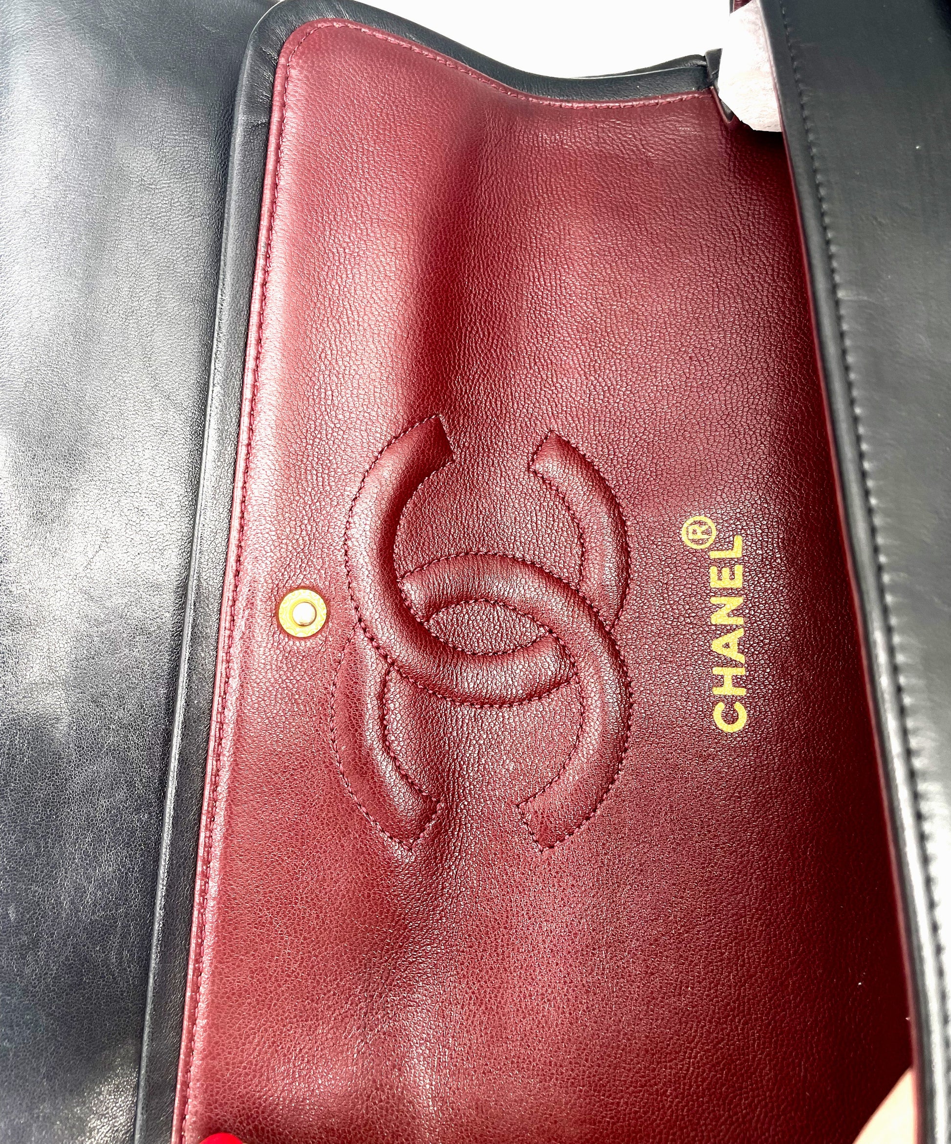 Sac à main Classique en cuir d'agneau noir et métal doré plaqué or - Soline