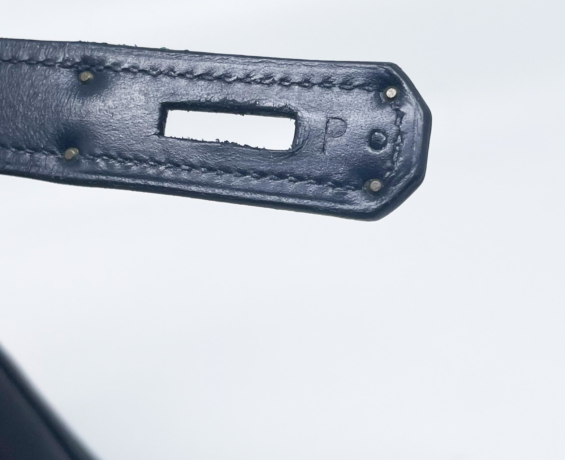 sac à main Hermès Kelly 32 retourne bi - matière en box de cuir bleu marine et toile beige - Soline