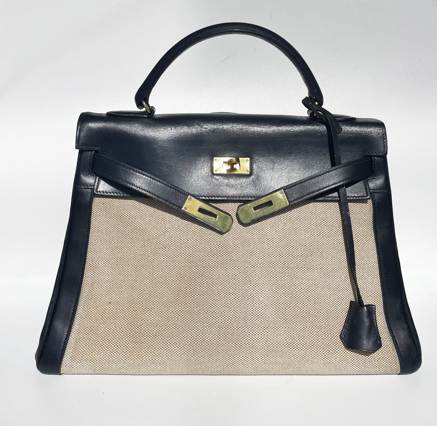 sac à main Hermès Kelly 32 retourne bi - matière en box de cuir bleu marine et toile beige - Soline