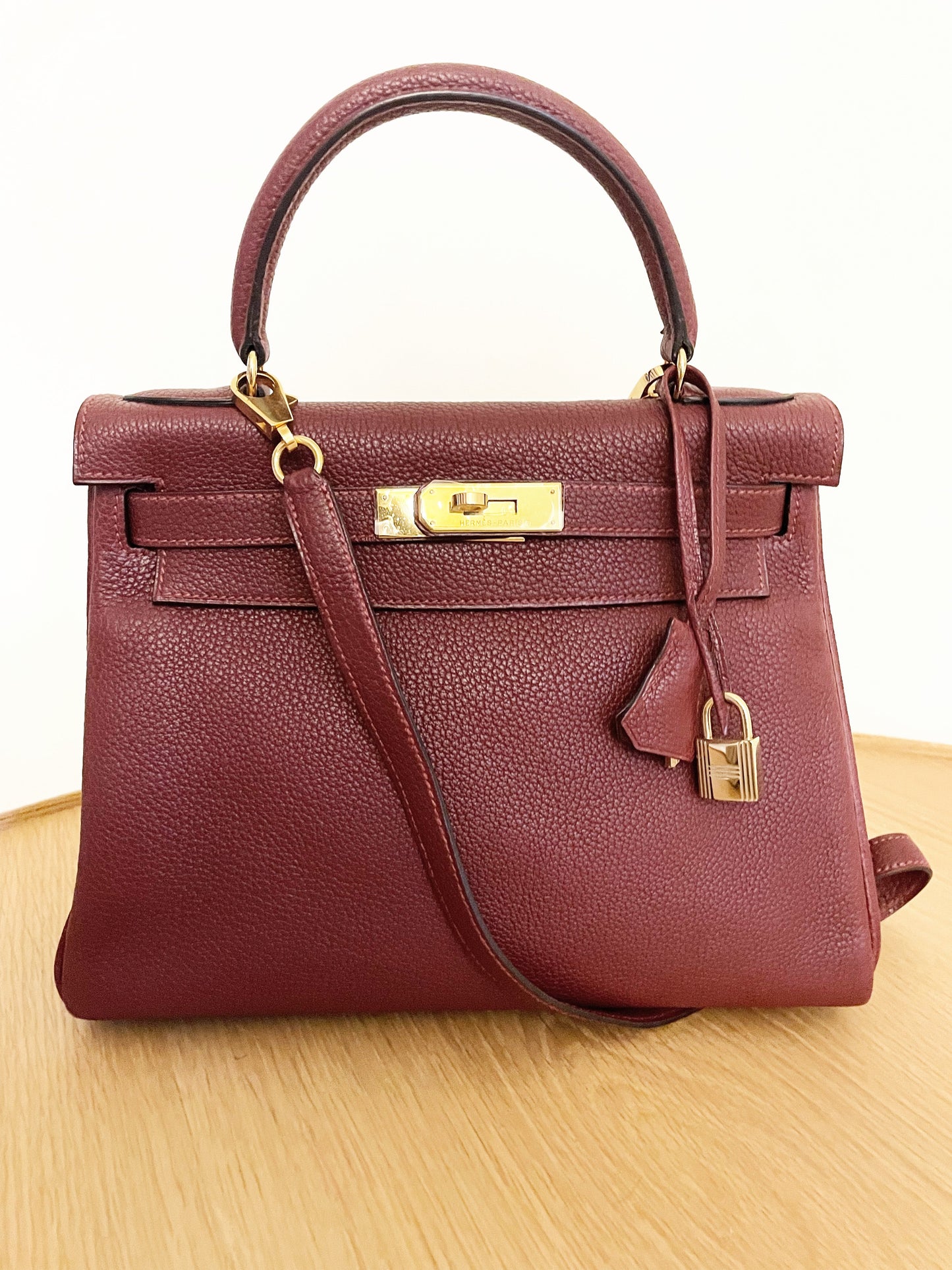 Sac à main Hermès Kelly retourné 28 en cuir Togo Bordeaux - Soline