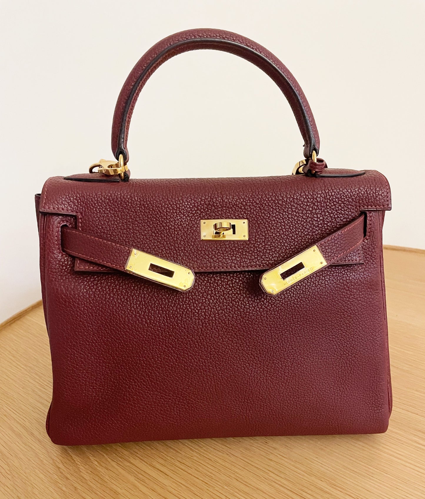 Sac à main Hermès Kelly retourné 28 en cuir Togo Bordeaux - Soline