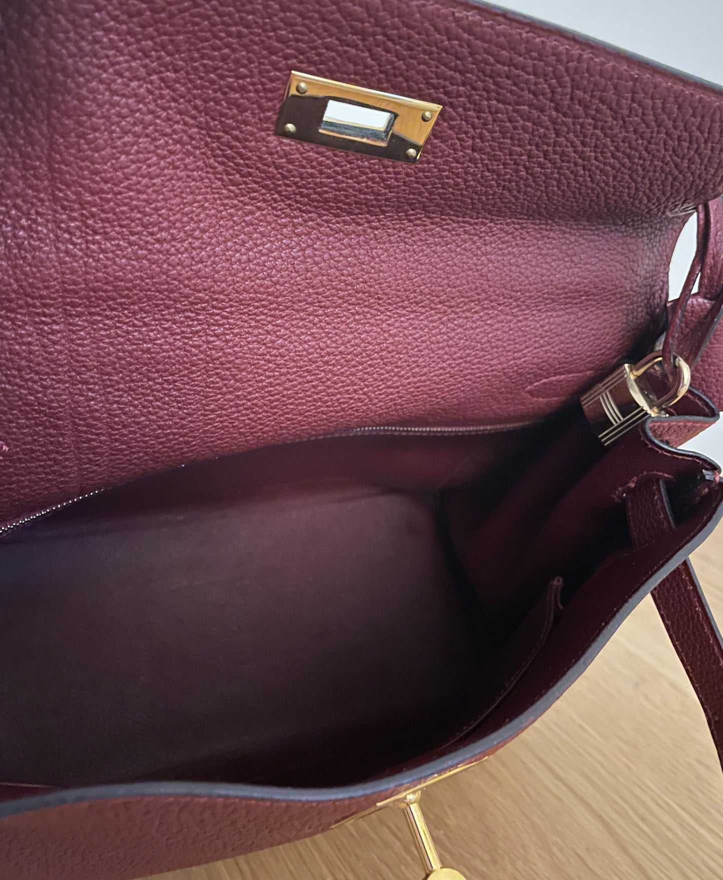 Sac à main Hermès Kelly retourné 28 en cuir Togo Bordeaux - Soline