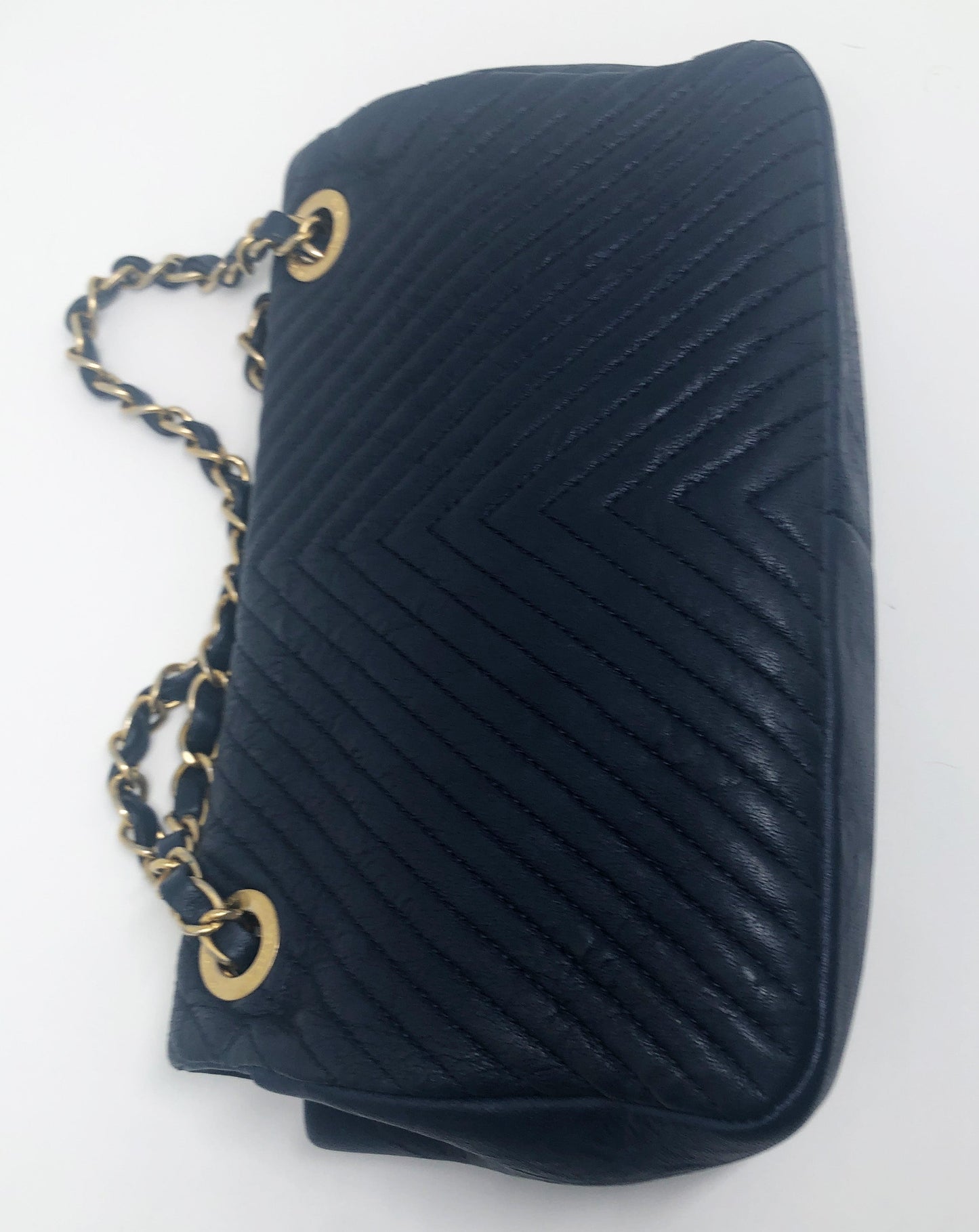 SAC A RABAT 21 CM EN CUIR AGNEAU ET MOTIF CHEVRON BLEU - Soline