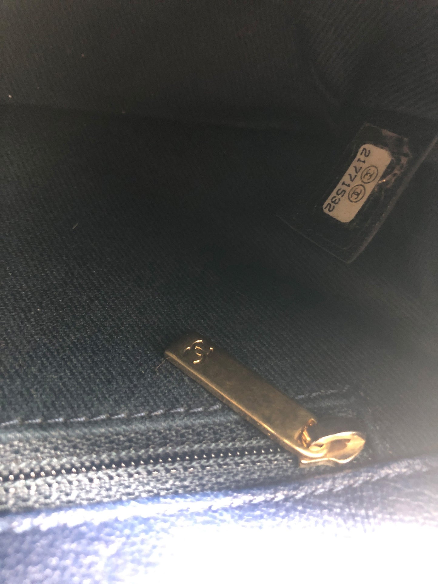 SAC A RABAT 21 CM EN CUIR AGNEAU ET MOTIF CHEVRON BLEU - Soline