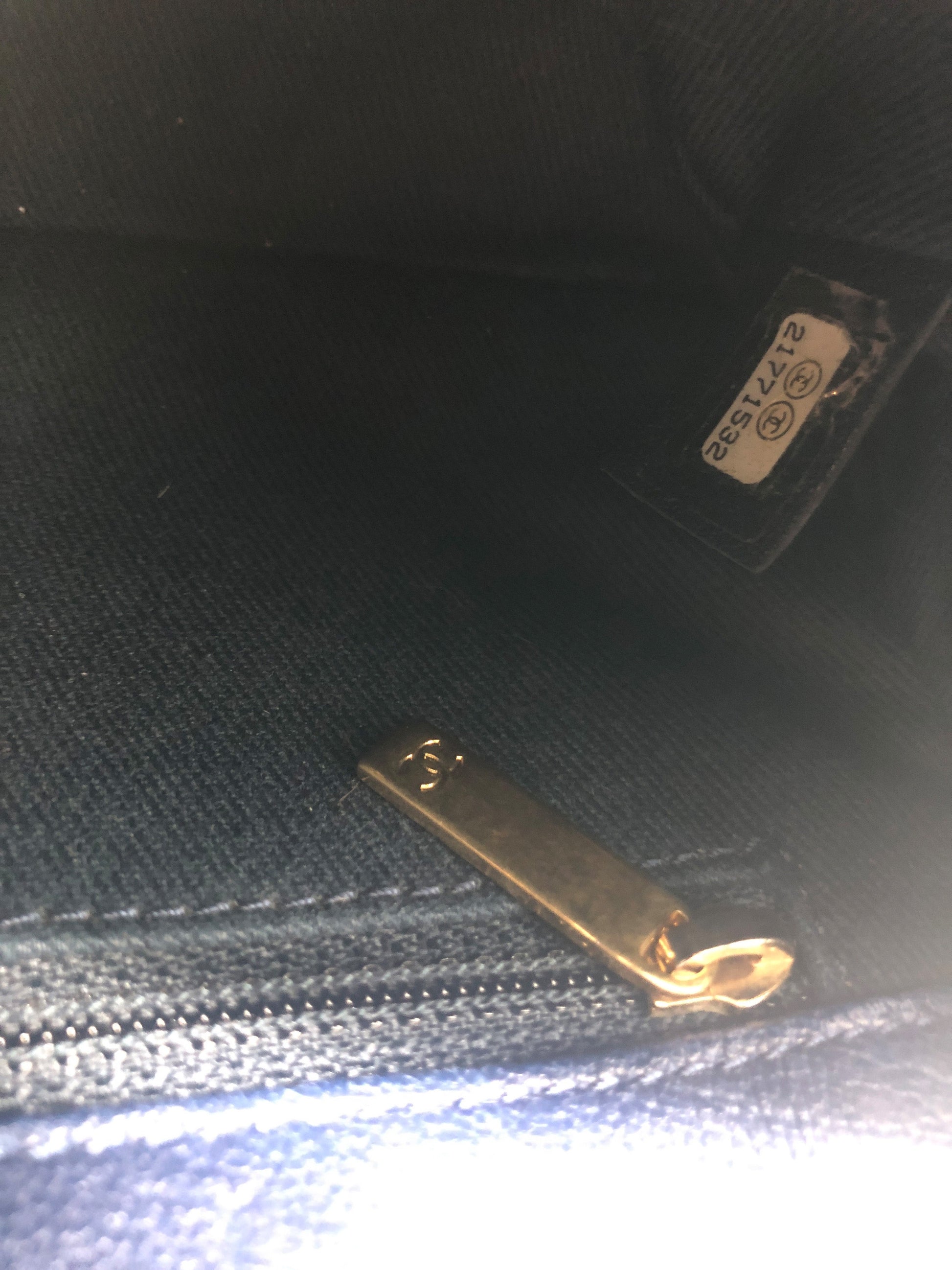 SAC A RABAT 21 CM EN CUIR AGNEAU ET MOTIF CHEVRON BLEU - Soline