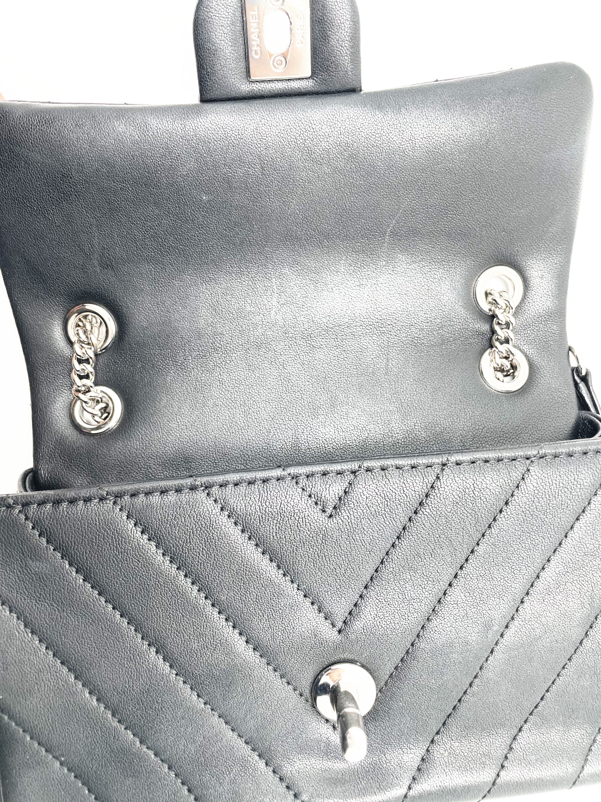 SAC A SIMPLE RABAT CHEVRON EN CUIR DE VEAU NOIR - Soline