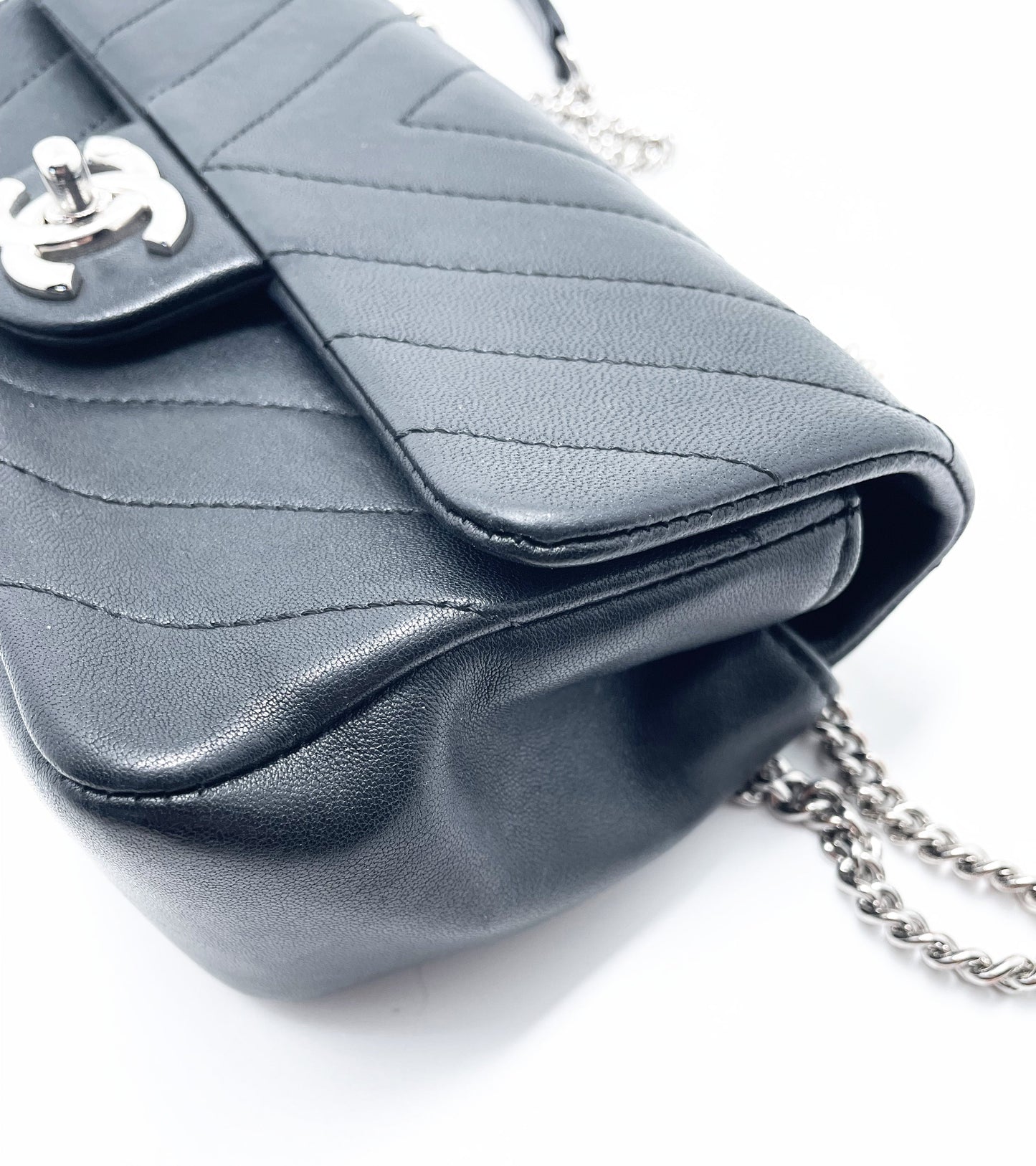 SAC A SIMPLE RABAT CHEVRON EN CUIR DE VEAU NOIR - Soline