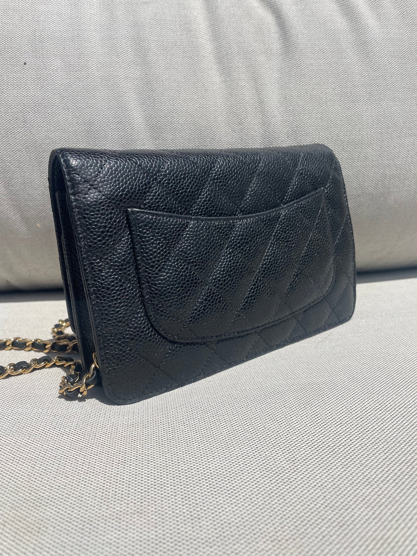 Sac bandoulière Chanel Wallet on Chain en cuir grainé matelassé noir - Soline