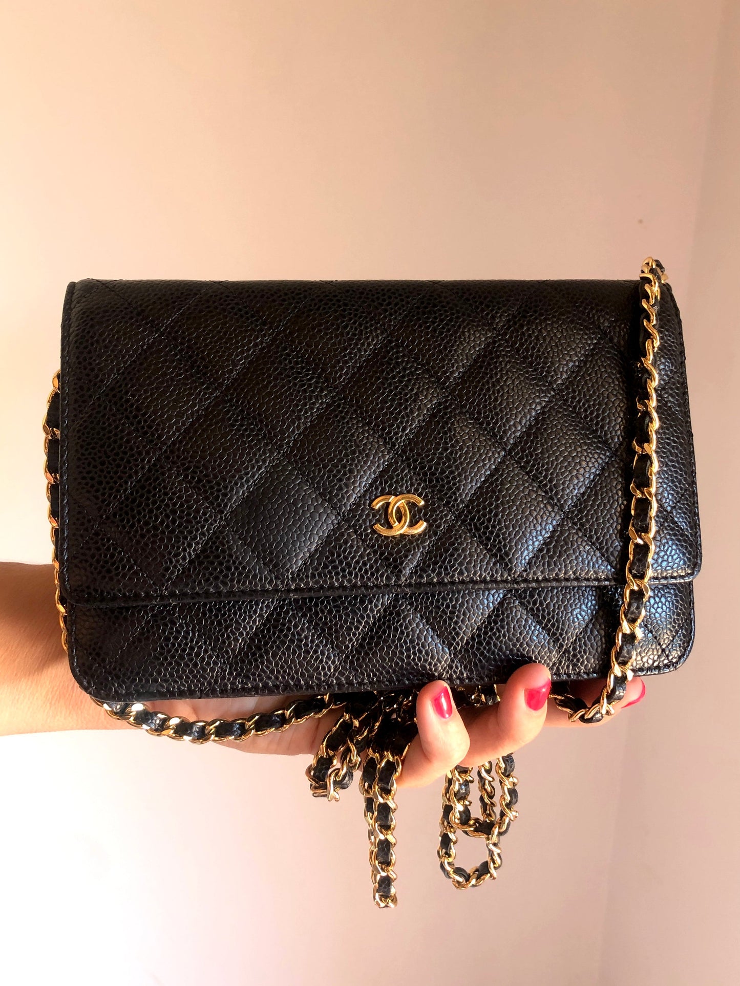 Sac bandoulière Chanel Wallet on Chain en cuir grainé matelassé noir - Soline