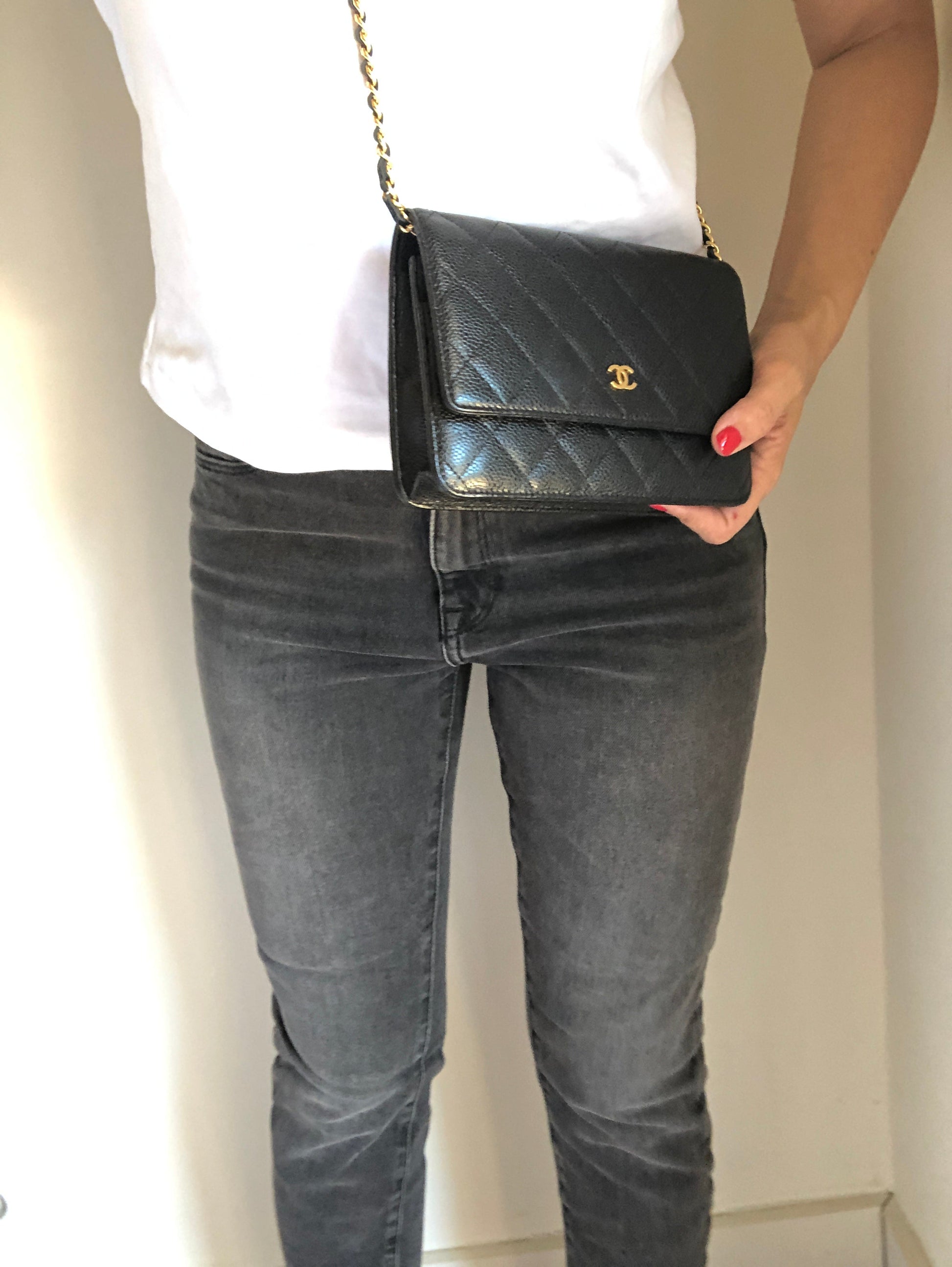 Sac bandoulière Chanel Wallet on Chain en cuir grainé matelassé noir - Soline