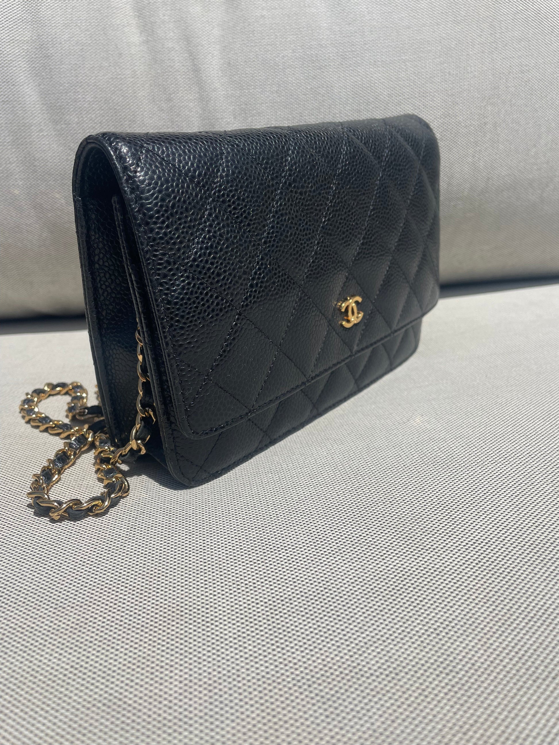 Sac bandoulière Chanel Wallet on Chain en cuir grainé matelassé noir - Soline